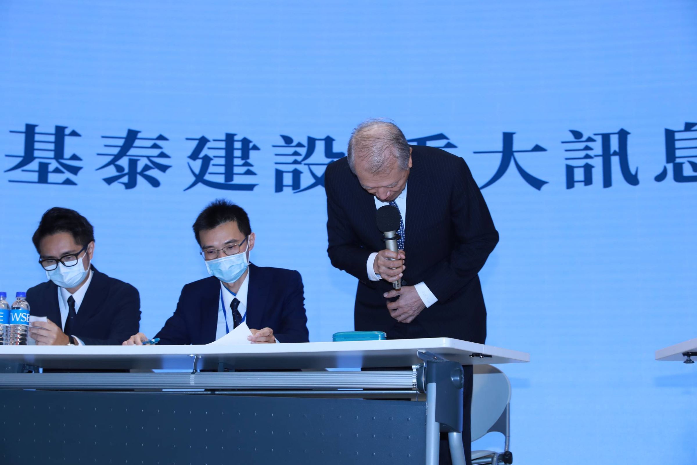 基泰建設董事長陳世銘在道歉後宣布請辭負責便離去，北市議員王世堅抨擊是在逃避刑事責任，今上午將加告殺人未遂。
