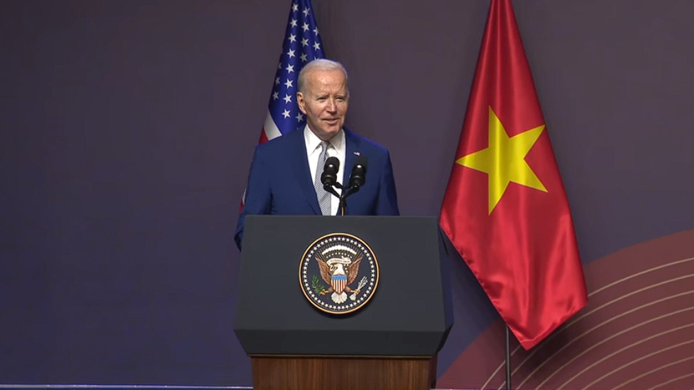 拜登10日訪問越南河內，他強調美越之間的合作並非為了與中國進行對抗。（翻攝自The White House直播）