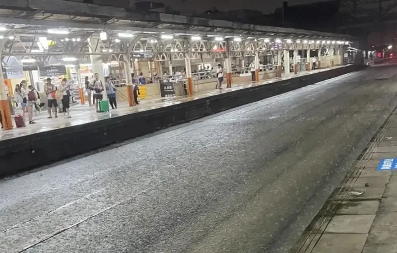 嘉義昨晚因豪雨、大雷雨，各地陸續傳出淹水災情。（翻攝自記者爆料網）