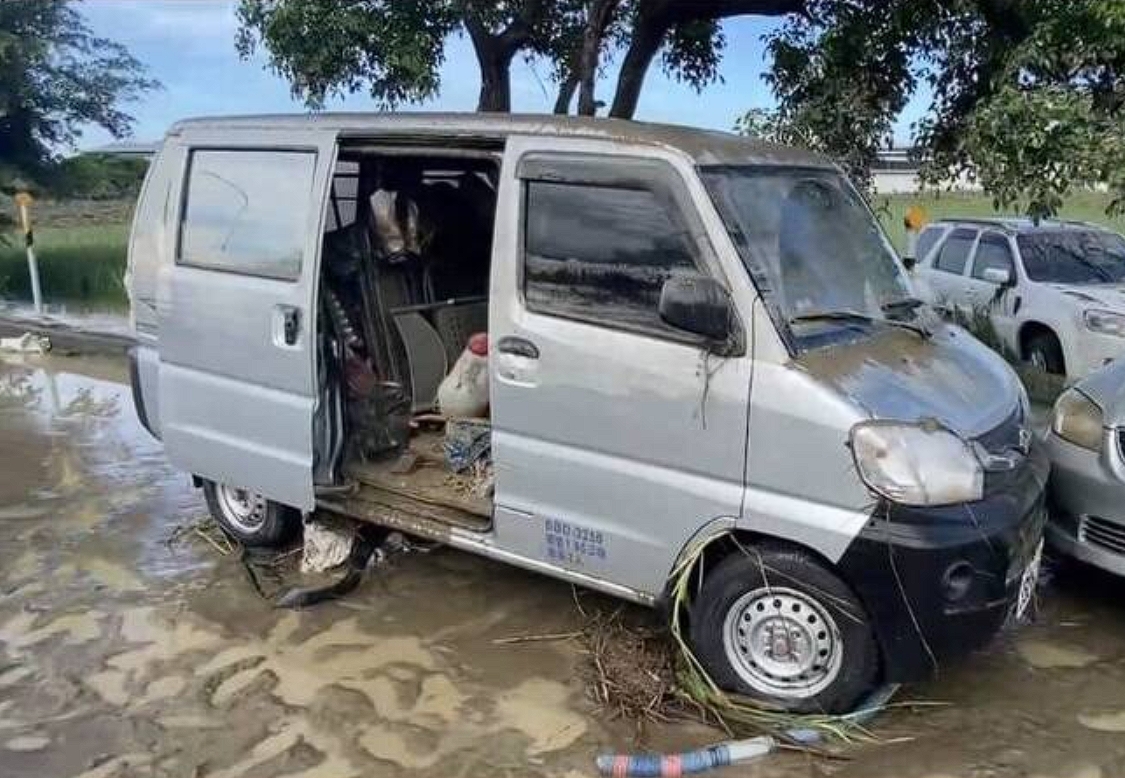 嘉義暴雨成災，傳出有民眾在車上逃生不及遭滅頂而溺斃的情況。（翻攝畫面）