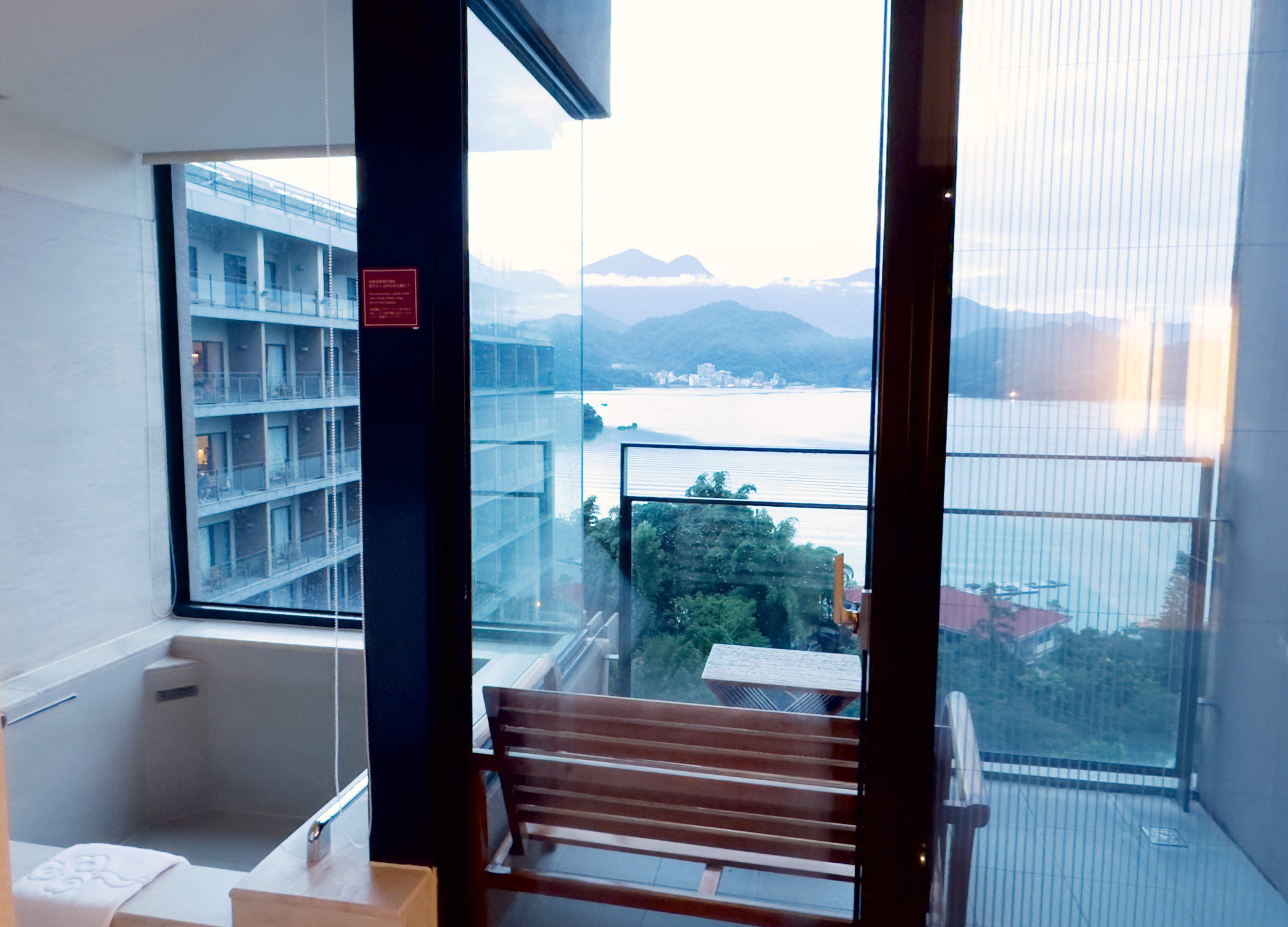 入住尊榮湖景一大床、尊榮湖景家庭房二中床、尊榮湖景和式房、豪華湖景套房一大床、尊榮日式套房、尊榮洋式套房、總統套房、皇室套房即可享用行政酒廊服務。 