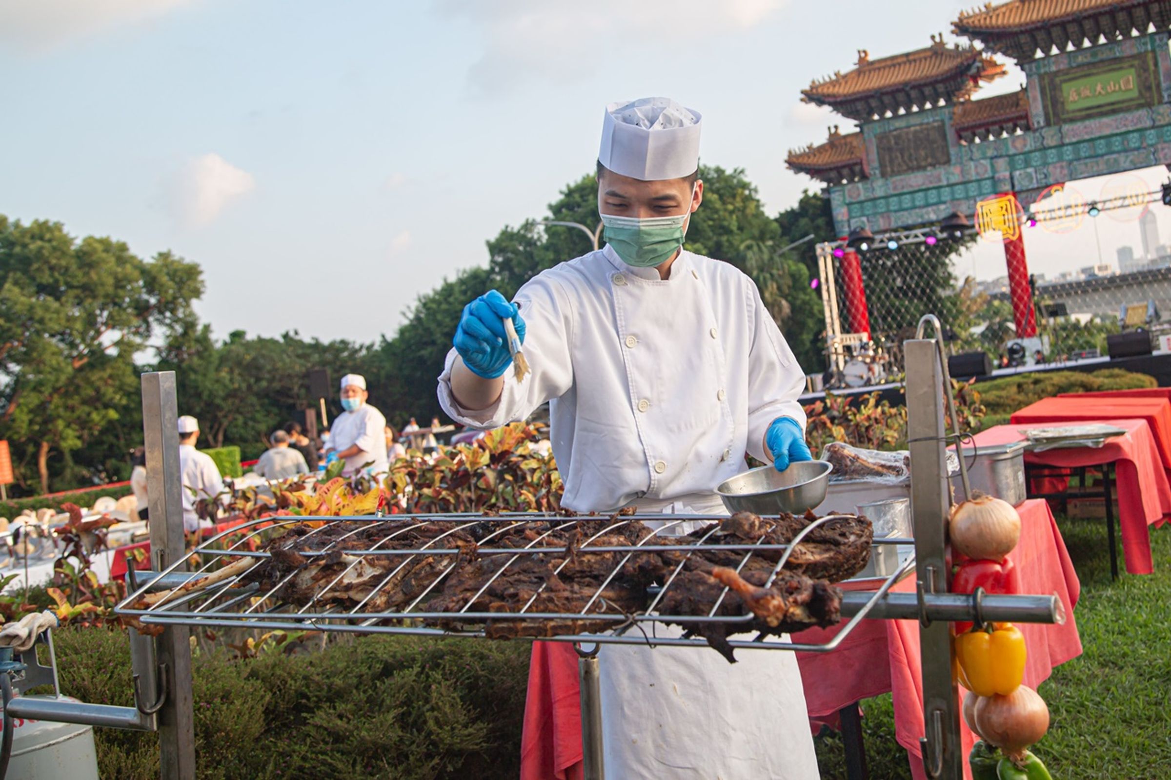 中秋BBQ饗宴提供限量原住民烤全豬。(圓山大飯店提供)