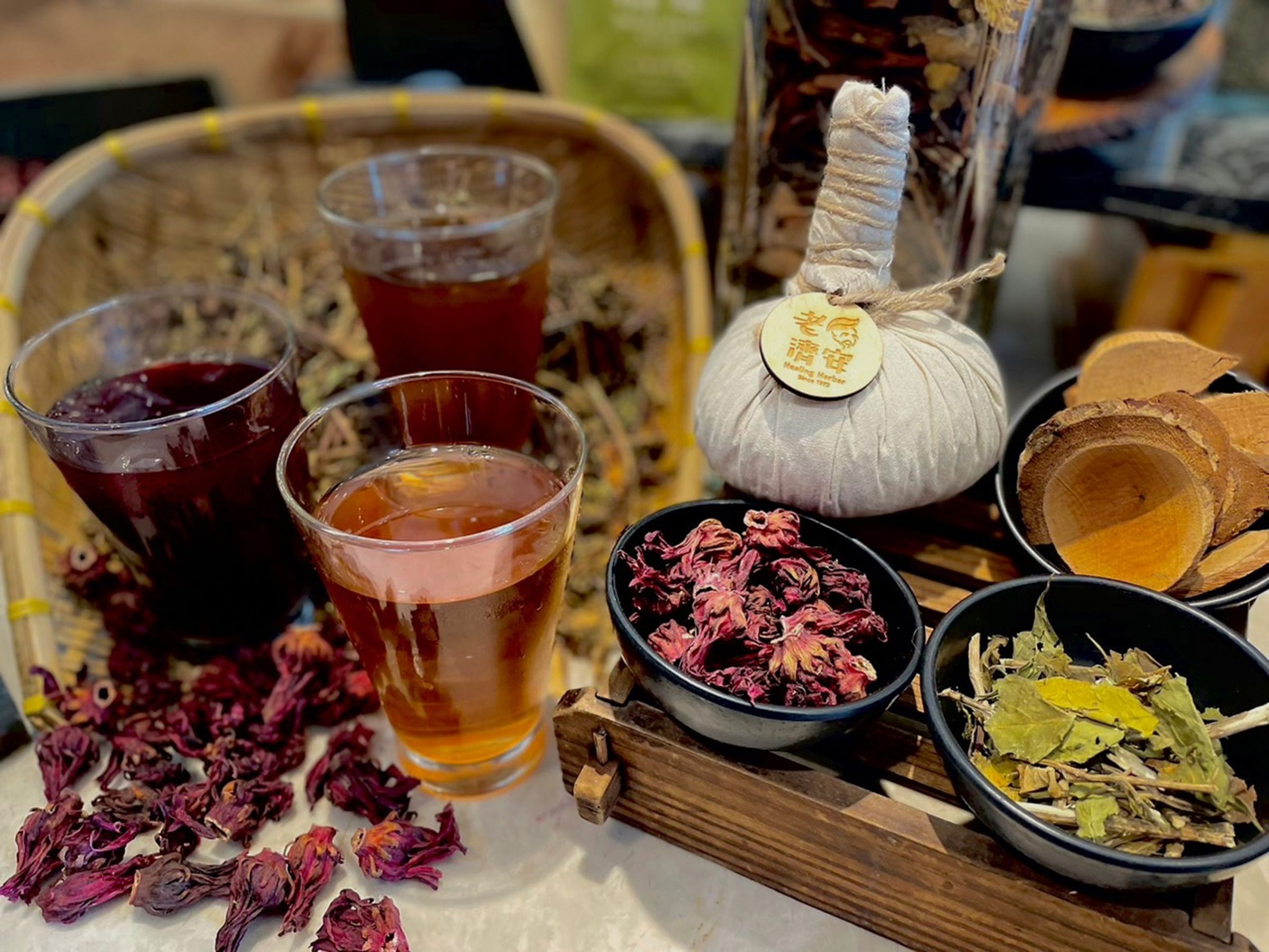 燒烤搭配「老濟安療癒青草茶吧」,每日供應3款甘雅芳口且養生的青草特調。(台北凱達大飯店提供)