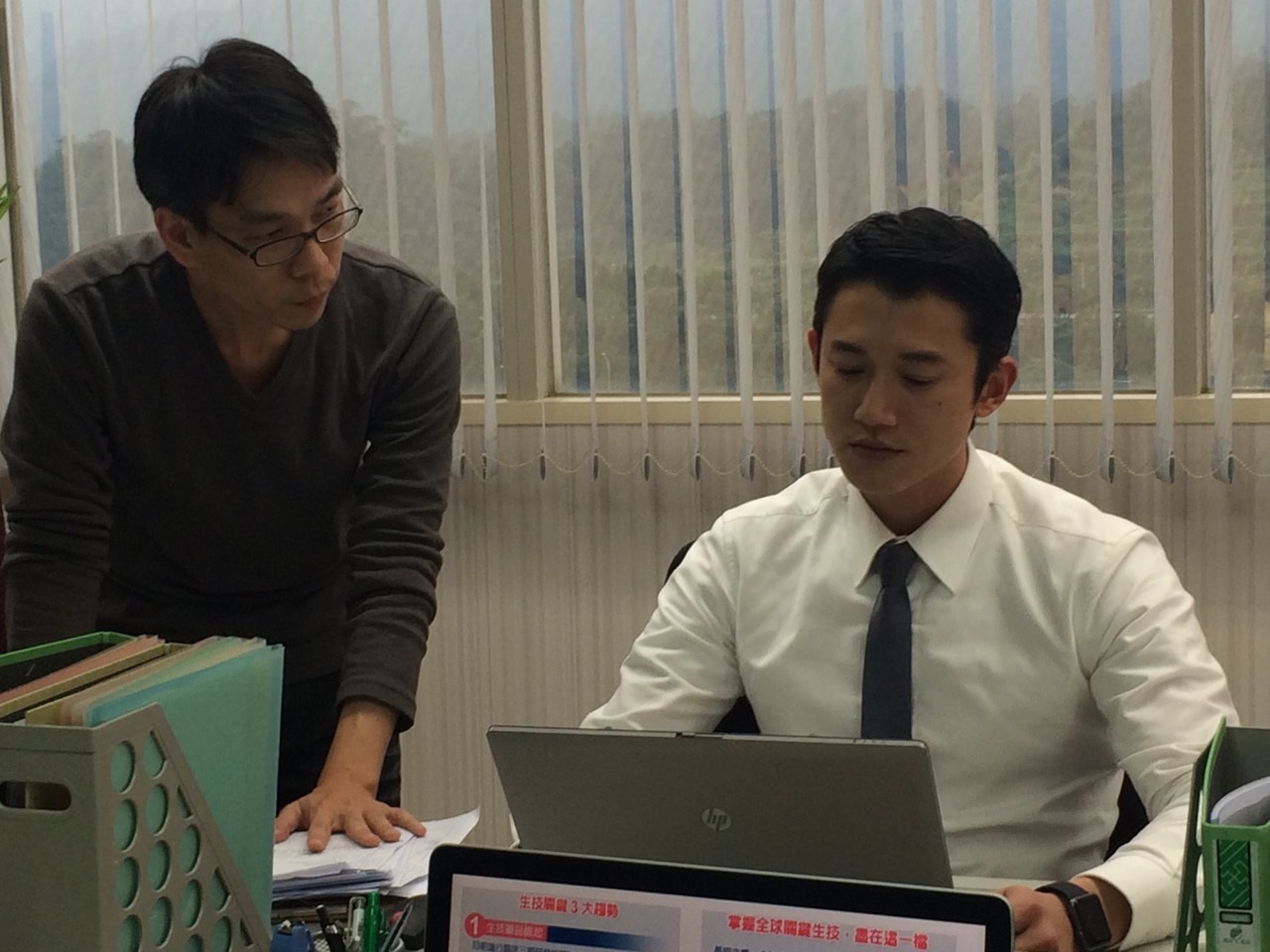 導演詹大為（左）2016年製作《CODE浮士德遊戲》預算有限，但吳慷仁看完劇本後立刻決定演出。（集合電影提供）