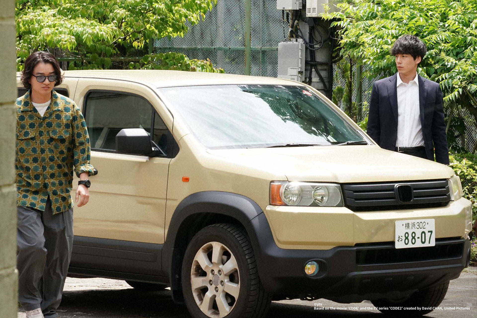 《CODE－願望的代價》坂口健太郎（右）飾演的刑警與記者染谷將太追查神秘的App「CODE」。（Hami Video提供）