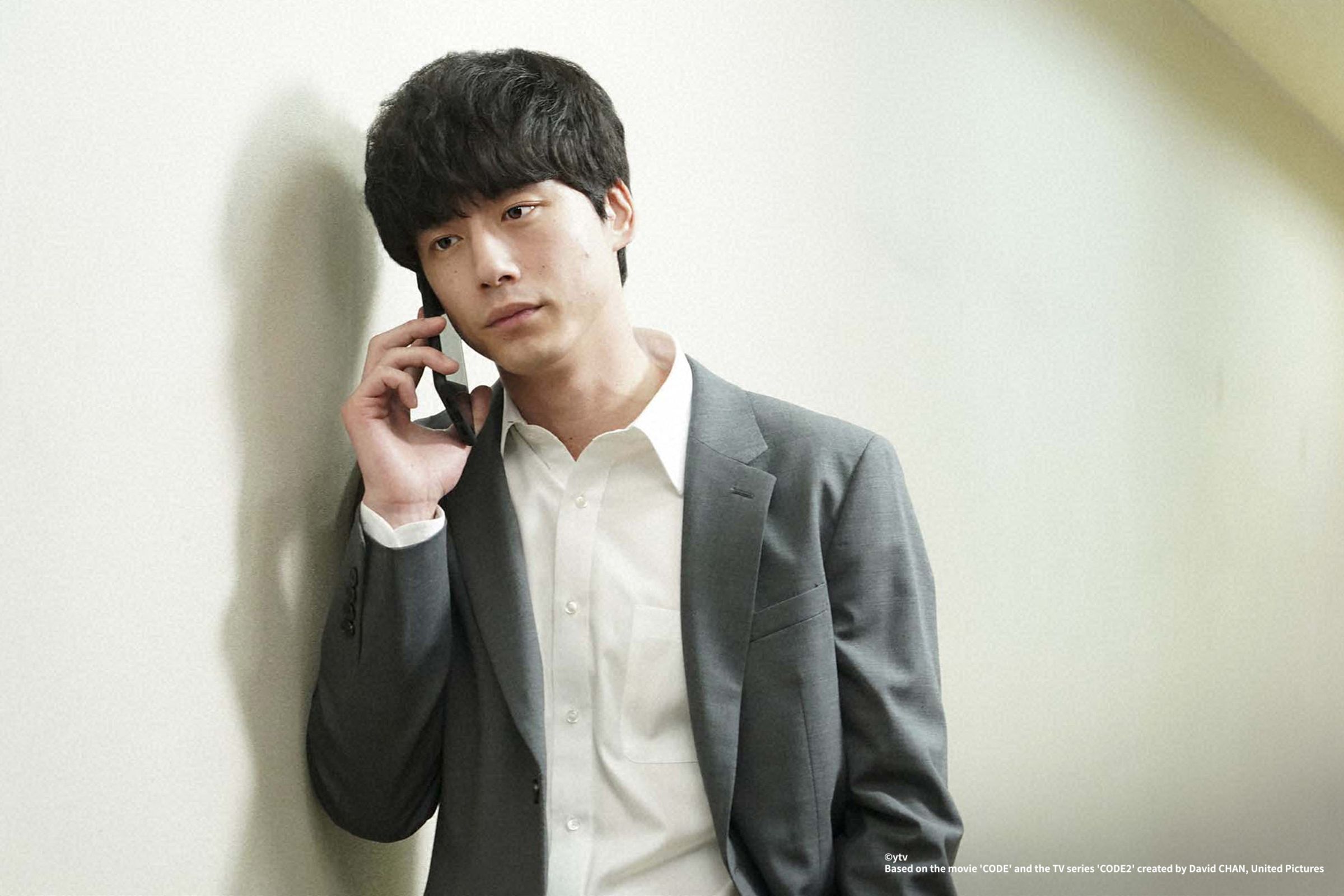 坂口健太郎在《CODE－願望的代價》中起初出於好奇使用了可以許願的手機App「CODE」，卻發現該App背後並不單純。（Hami Video提供）