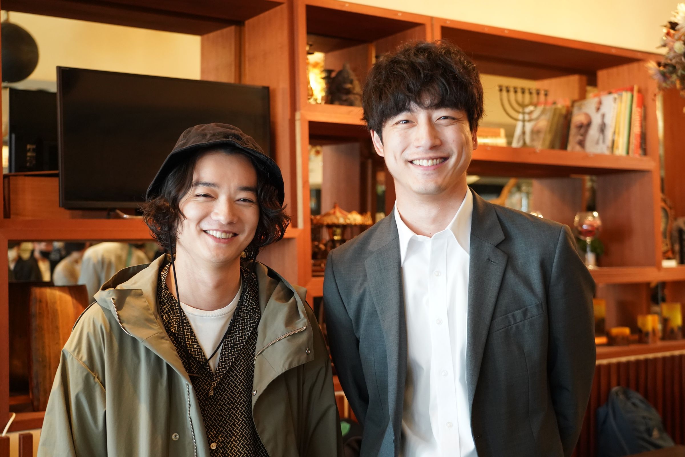 染谷將太（左）與坂口健太郎在日版中搭檔追查CODE真相，從起初互相懷疑逐漸開始成為盟友。（原創娛樂提供）