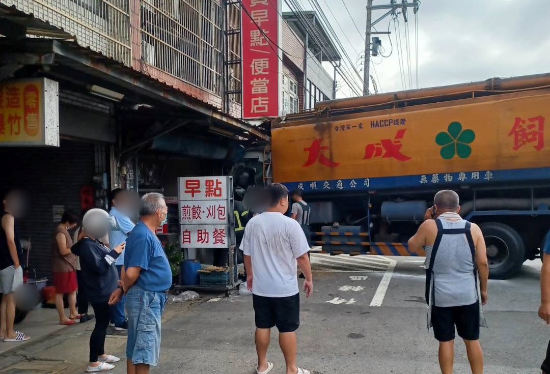 新竹縣湖口鄉八德路一段7日上午一輛大貨車撞進民宅。（翻攝自臉書「我愛湖口鄉」）