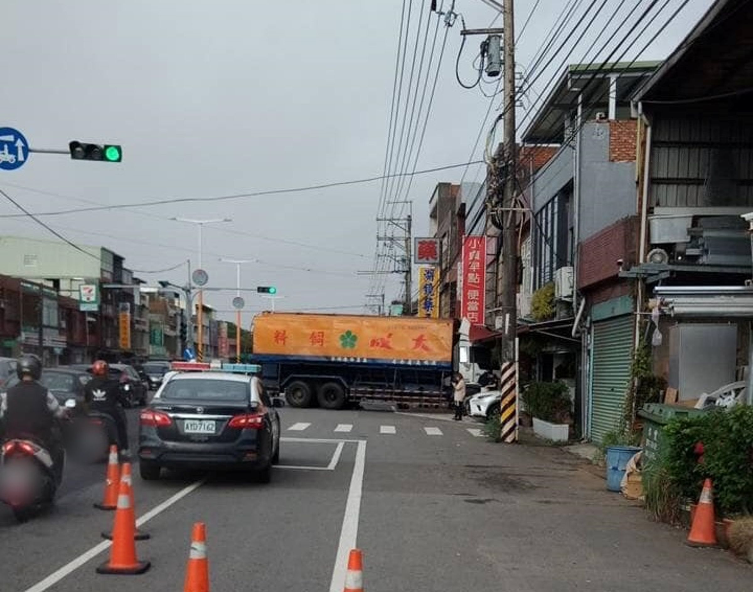 新竹縣湖口鄉八德路一段7日上午一輛大貨車撞進民宅，車身橫卡在道路上，一度造成該路段塞車。（翻攝自臉書「我愛湖口鄉」）