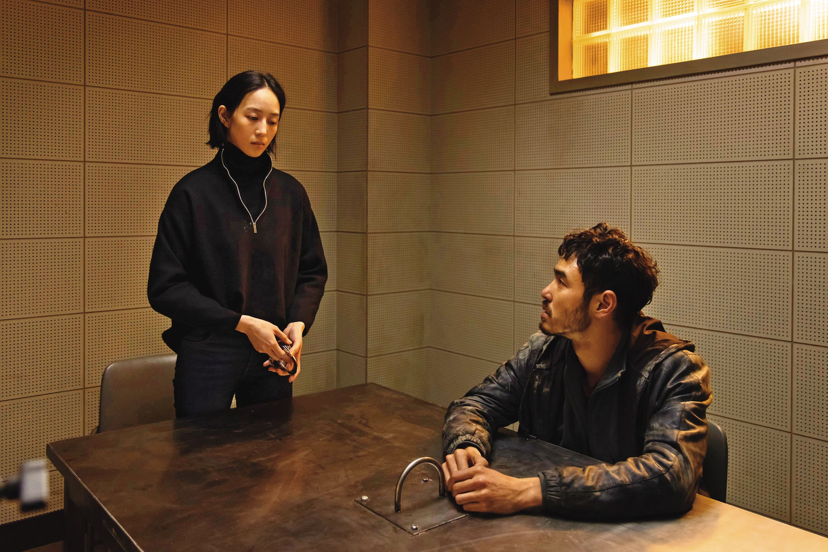 張鈞甯與阮經天相隔16年再合作，片中2人攜手追查非法移工連續遭殺害案，命運因而產生了糾結。（華映提供）