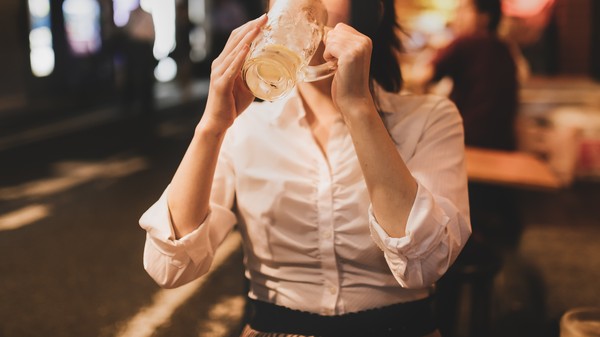 有遊艇界「遊艇大亨」稱號的張志傑多次下藥性侵女子，示意圖，非當事者。（翻攝自Pakutaso）