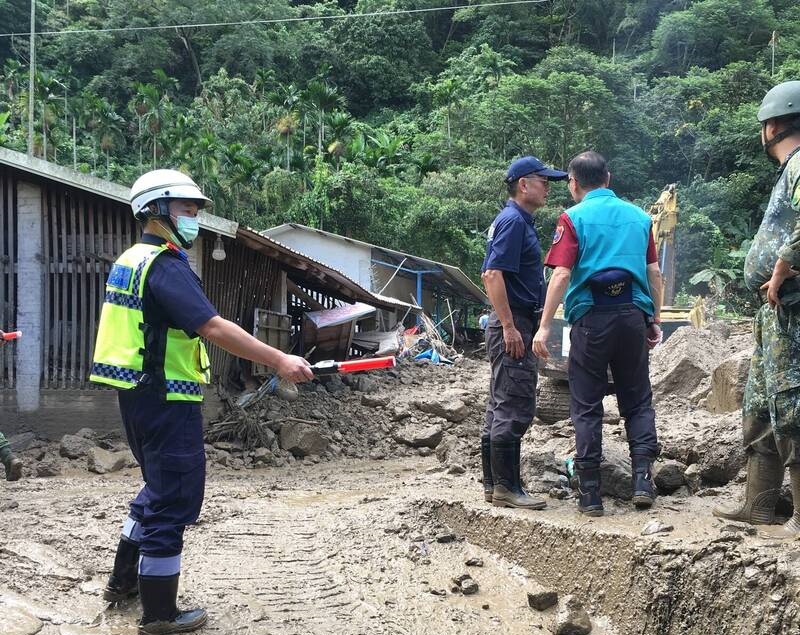 嘉義縣竹崎鄉山區一間正在治喪的民宅10日遭土石流淹沒，擺放逝者遺體的冰櫃來不及撤出被掩埋，警消及軍方在現場開挖尋找遺體。（翻攝照片）