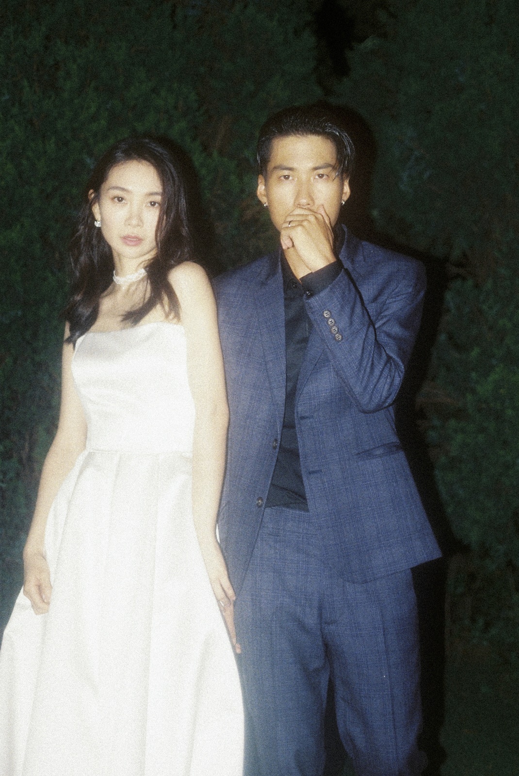 李亦捷老公是知名的攝影師曾崴榆(雞蛋)。(李亦捷提供,婚紗:C.H Wedding、西裝:Chapeau Noir黑禮帽)
