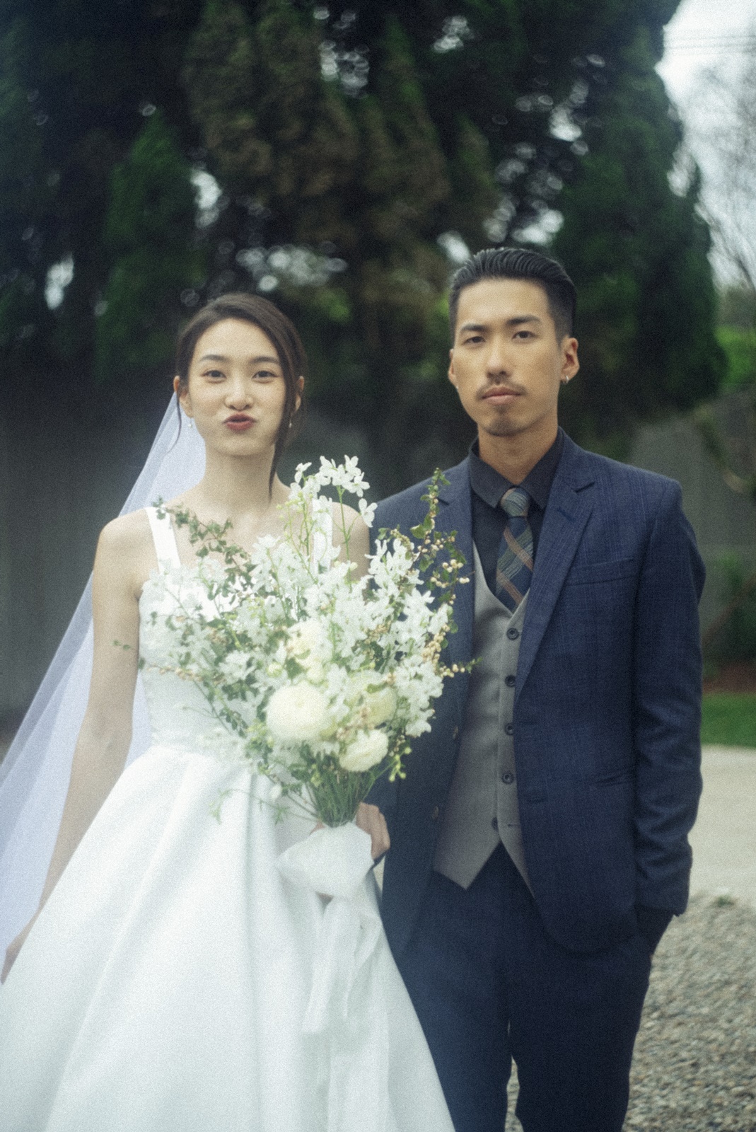 李亦捷的婚紗也很極簡。(李亦捷提供,婚紗:C.H Wedding、西裝:Chapeau Noir黑禮帽)