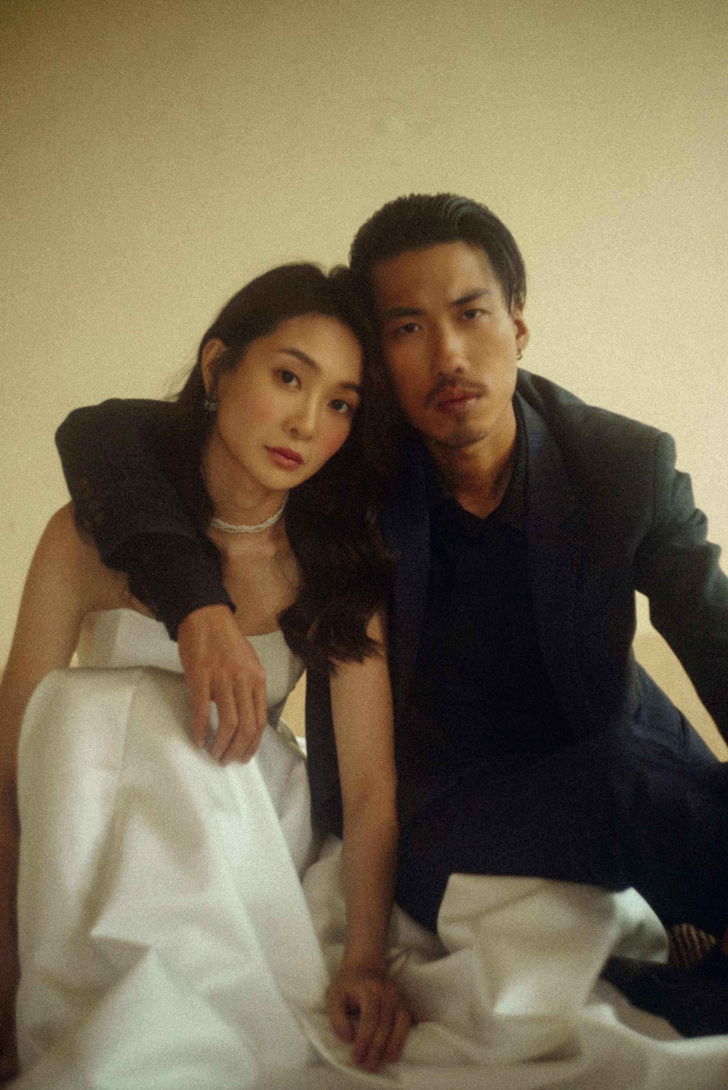 李亦捷的婚紗照風格很有文青的味道。（李亦捷提供，婚紗：C.H Wedding、西裝：Chapeau Noir黑禮帽）