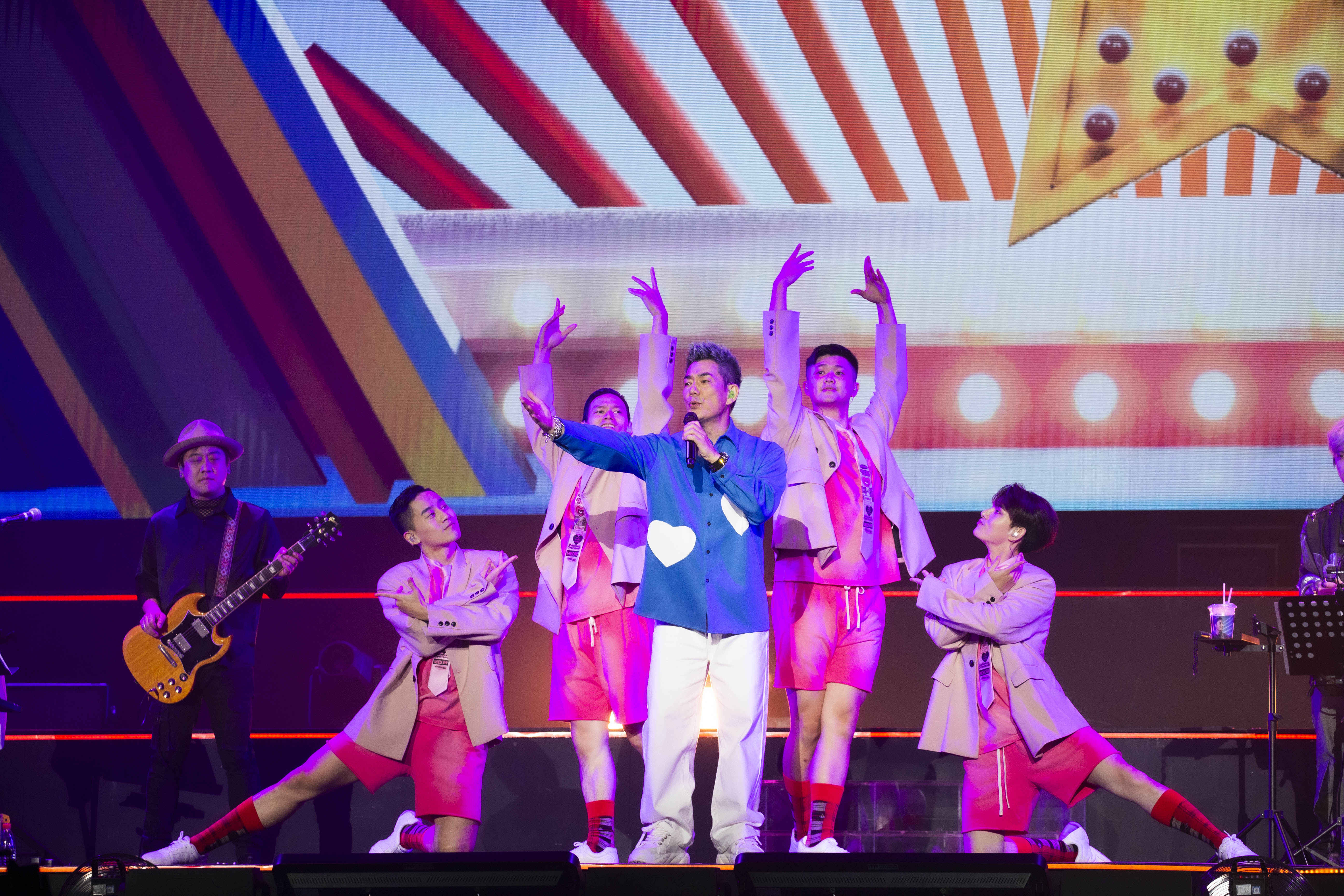 任賢齊在演唱會嘗試唱跳，大嘆「郭富城不好當。」（相信音樂提供）