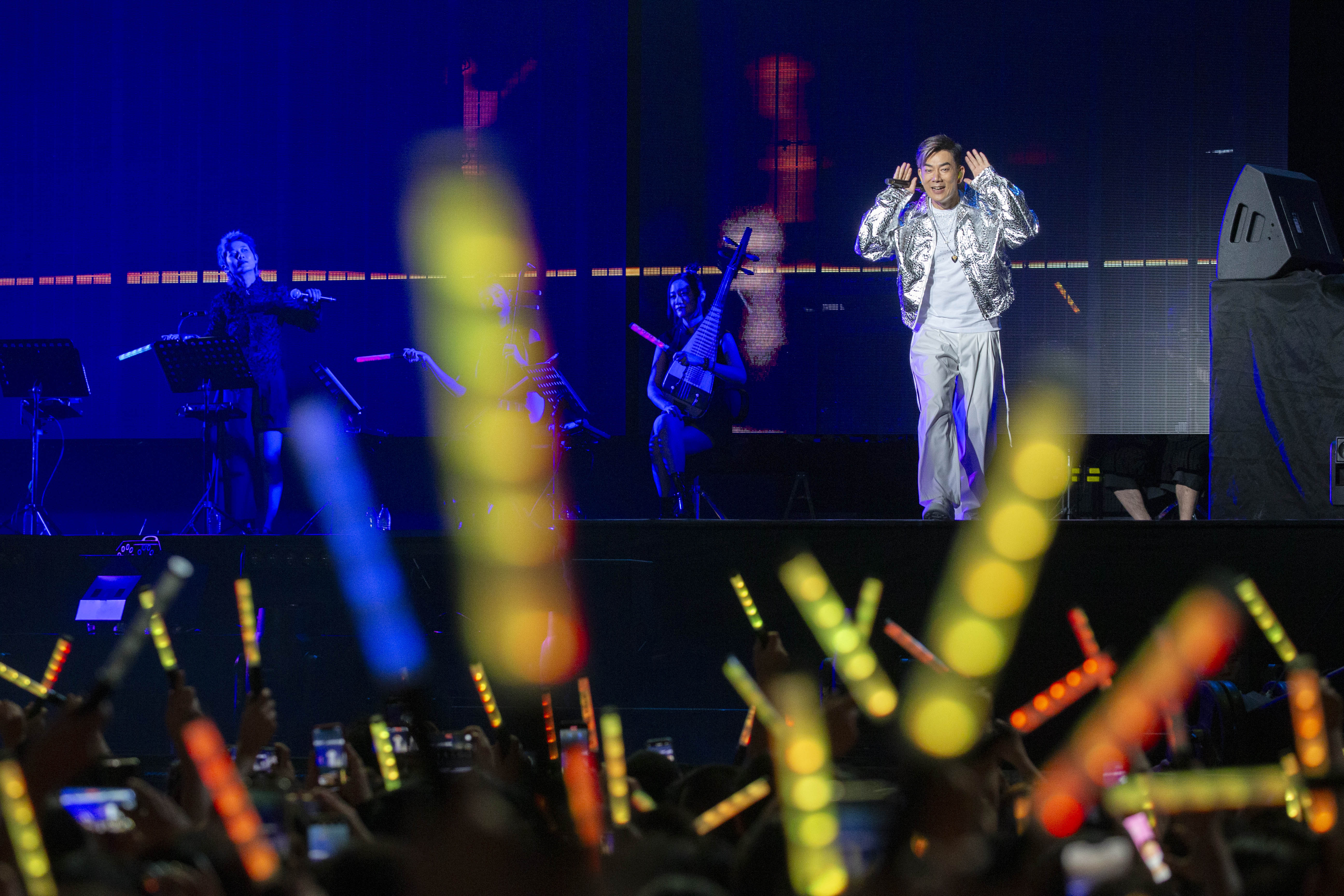 任賢齊《齊跡・在路上》每場演唱25首歌曲，粉絲首首跟唱到底。（相信音樂提供）