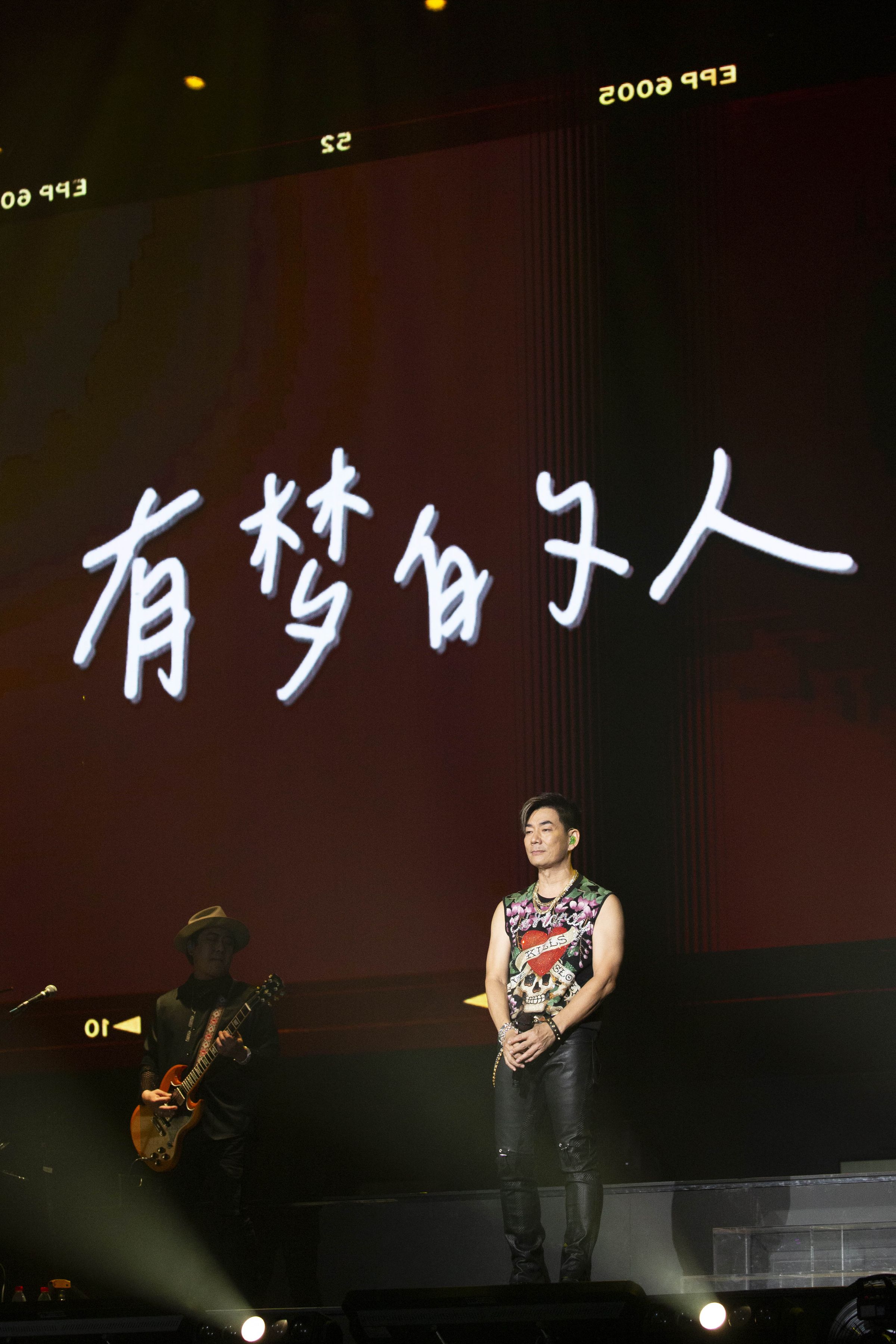 任賢齊回憶過往,哽咽高唱〈有夢的人〉。(相信音樂提供)
