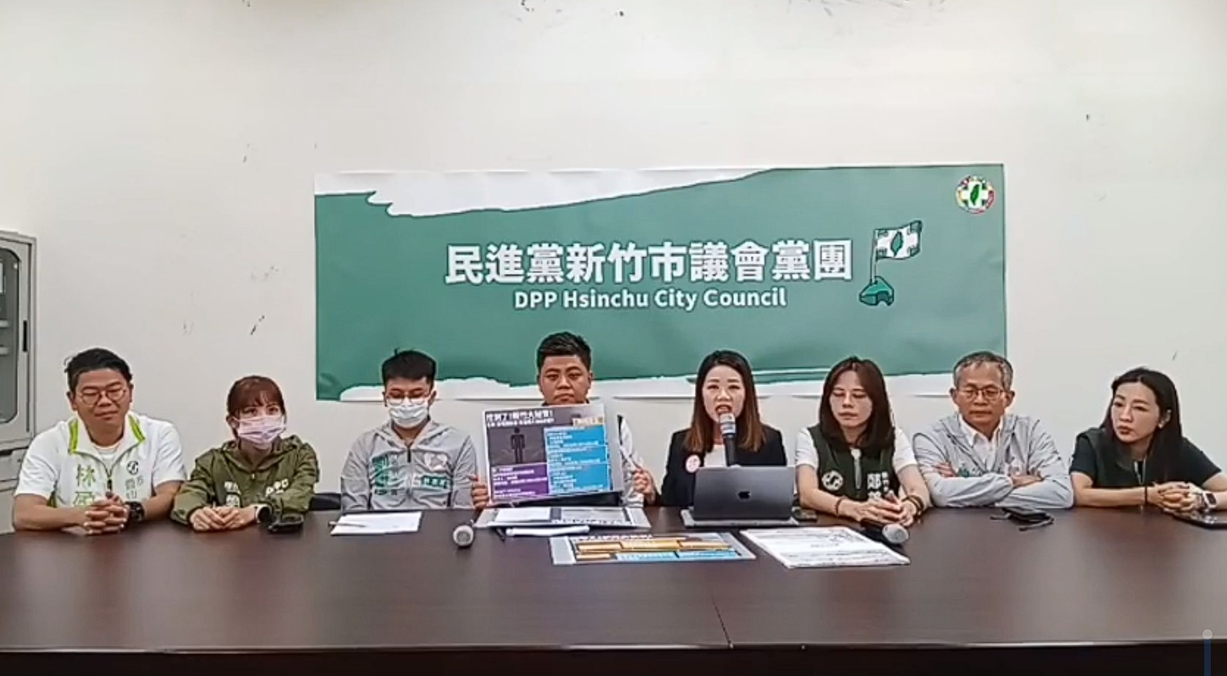 民進黨新竹市議會黨團今質疑，高虹安將男友當成白手套，收受來自建商的不當餽贈。（翻攝自新竹市議會民進黨黨團直播）