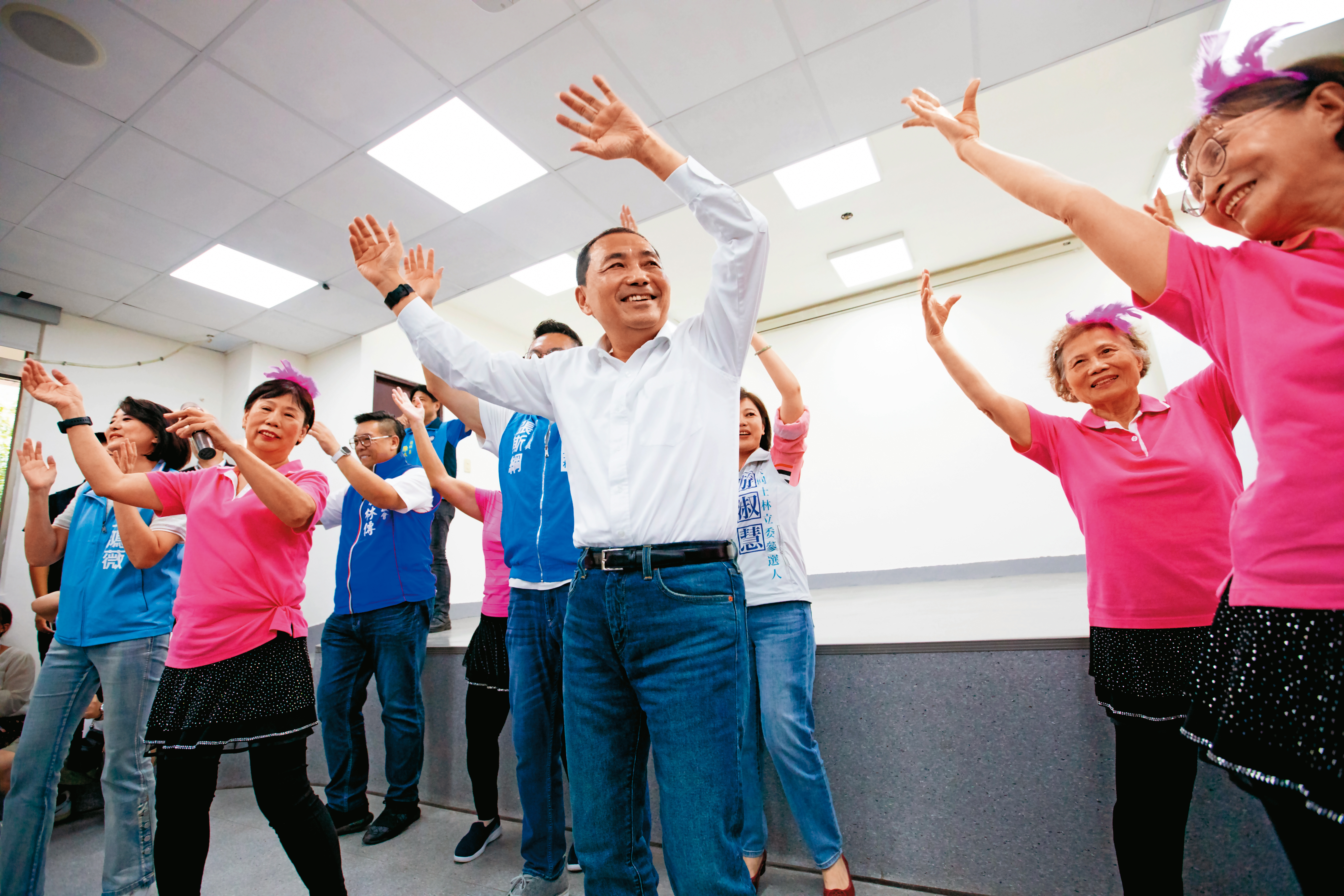 侯友宜所提，80歲以上廢止巴氏量表，突破撒鈔格局，揭櫫另類標竿。綠白兩營馬上放追風鏢，緊黏密貼。