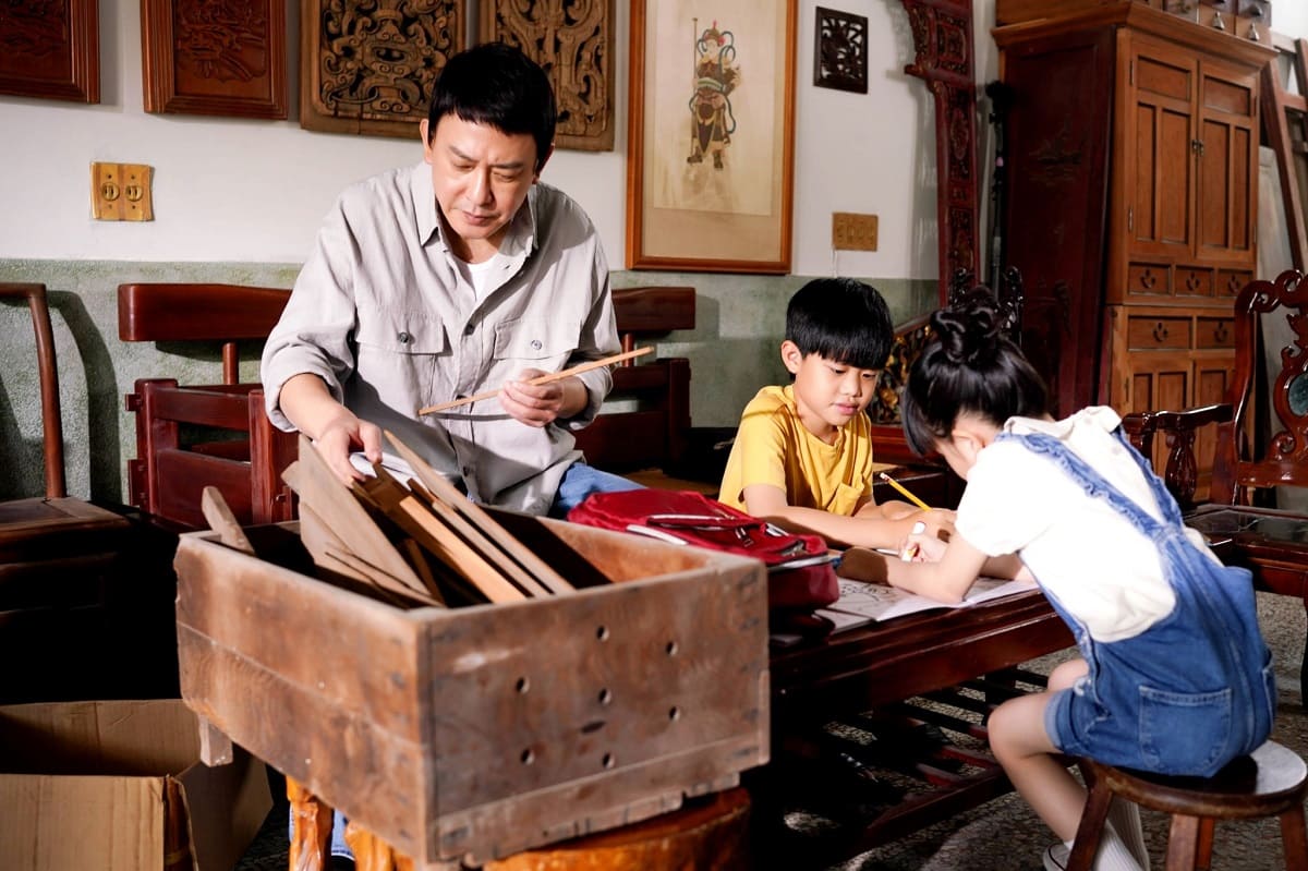 王識賢在《阿叔》飾演木工師傅。（華視提供）