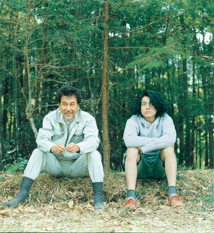 《啄木鳥與雨》的役所廣司(左)與小栗旬(右),以伐木工與電影人形成有趣的對照與共鳴。(金馬影展執行委員會提供)