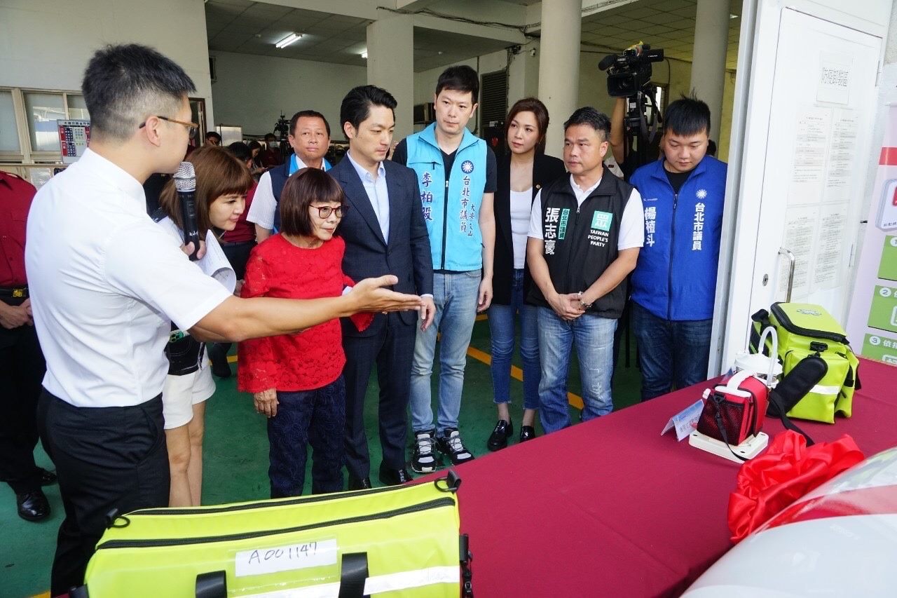 蔣萬安今日出席張玉鳳女士捐贈救護車典禮，會前受訪談大直民宅塌陷案。（北市府提供）