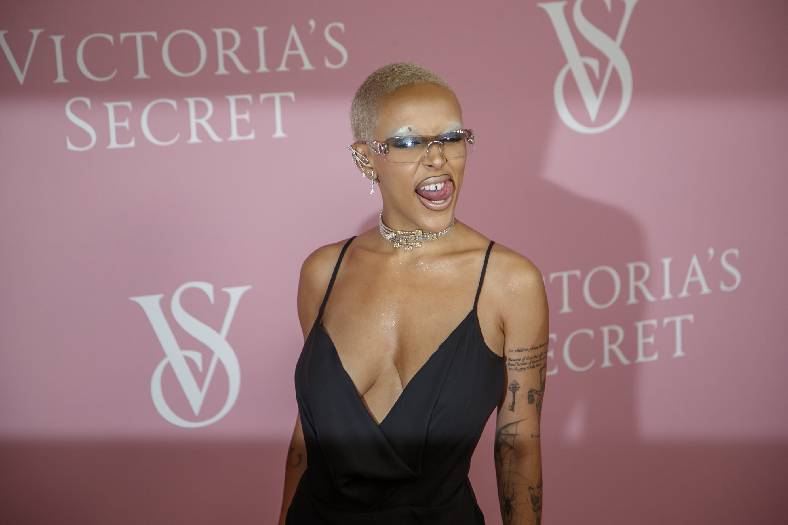 我們分不清楚，「蜜桃貓朵佳」究竟是在搞怪，還是因為她穿的這件黑色晚禮服真的很不舒服。（東方IC）