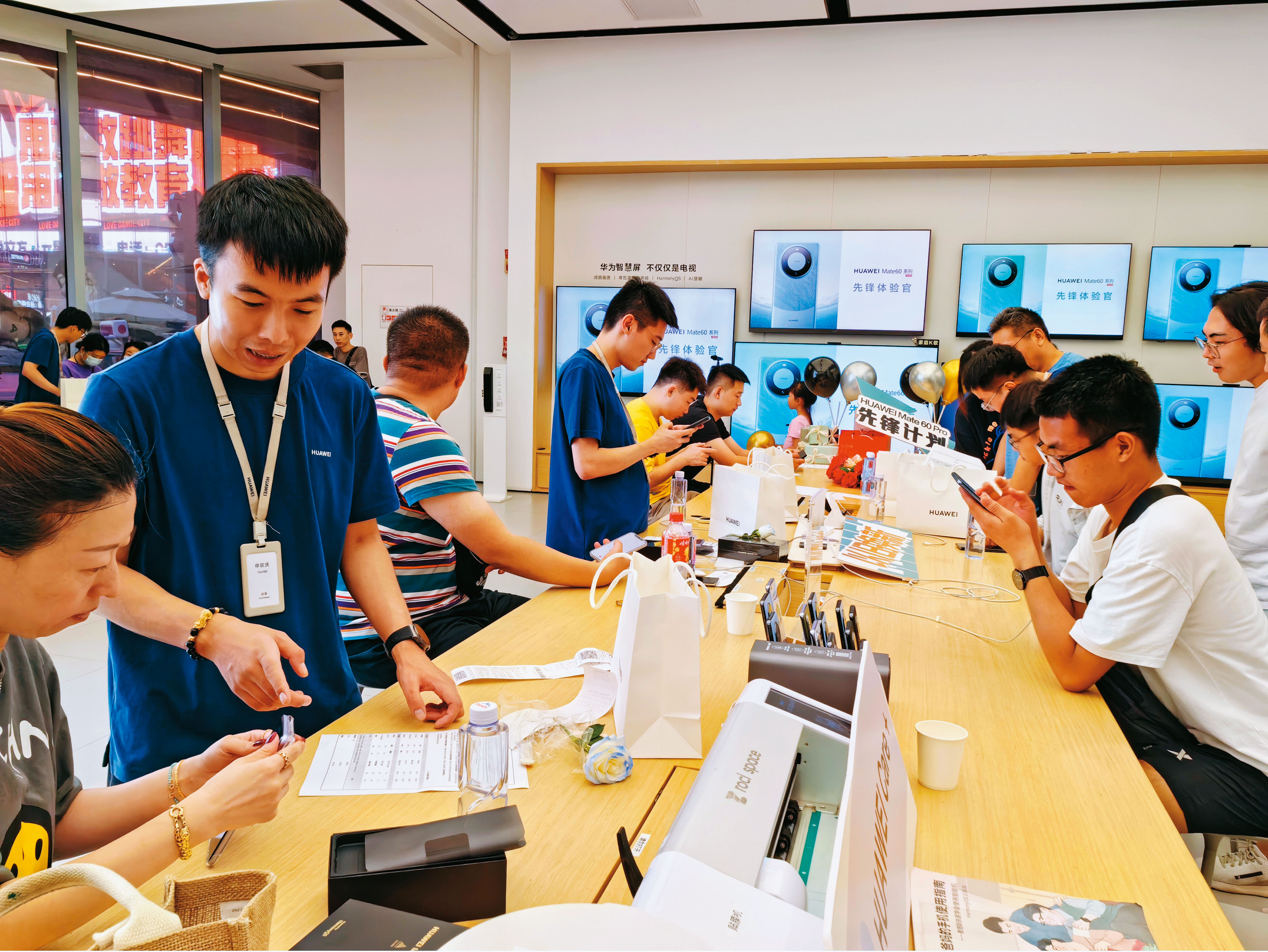 華為近期發表新機Mate 60 Pro，美國那斯達克指數因此連跌多天。（翻攝微博）