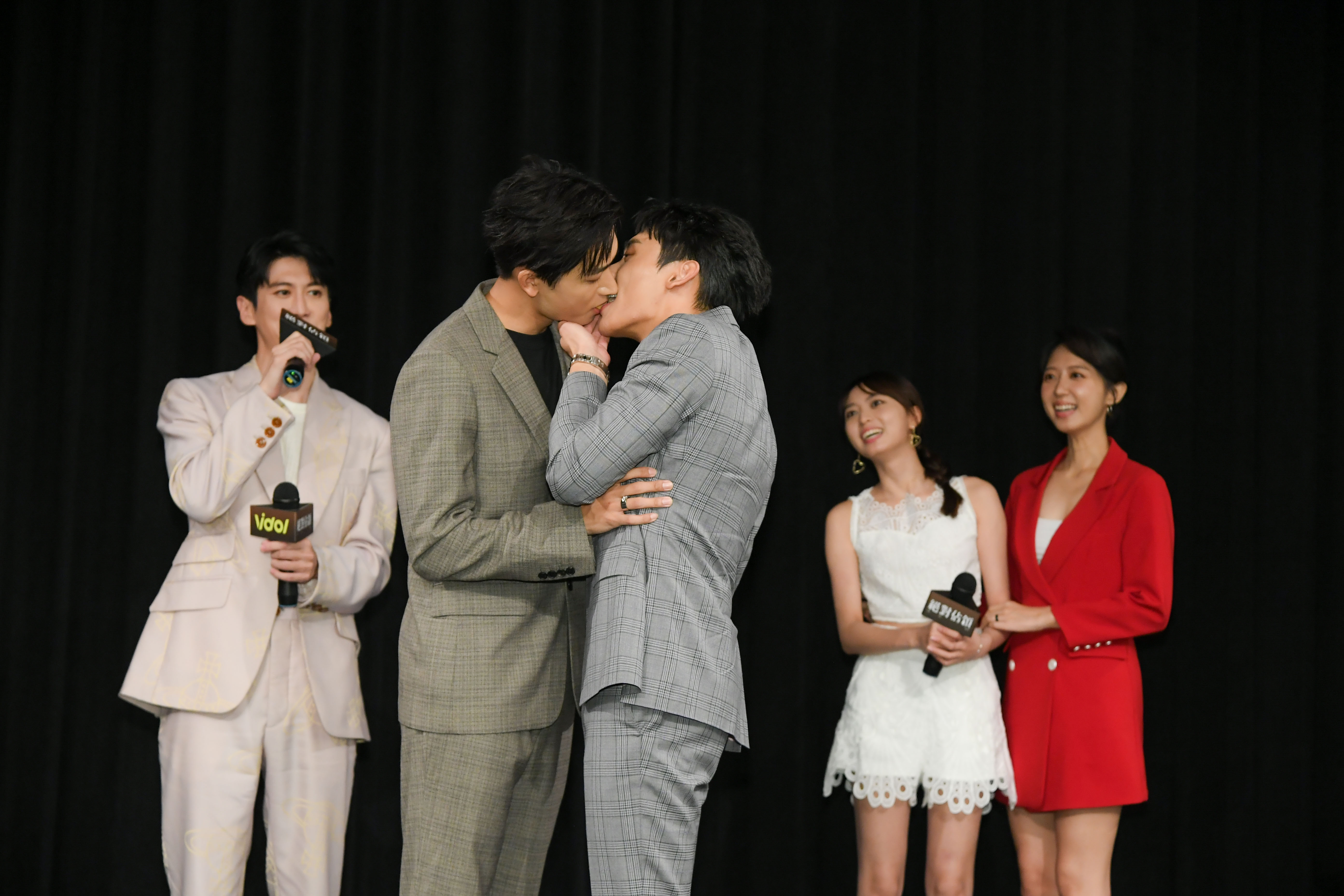 蕭鴻、毛祁生首映會上大方接吻。（三立提供）