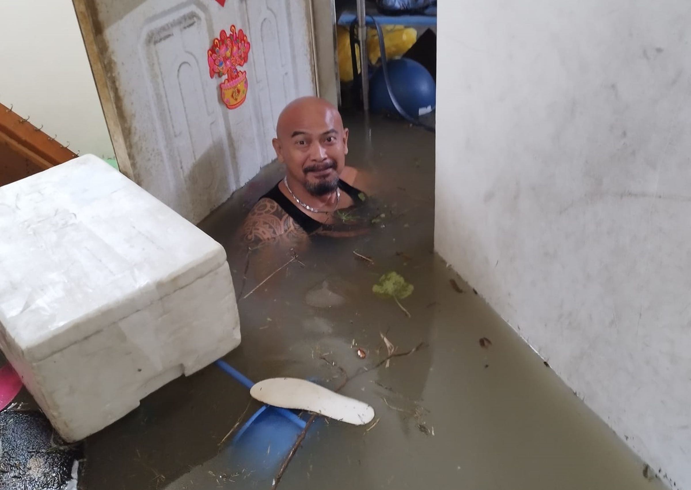 一名網友轉發一張光頭男泡在水裡的照片，掀起高度關注。（翻攝自王勇達臉書）