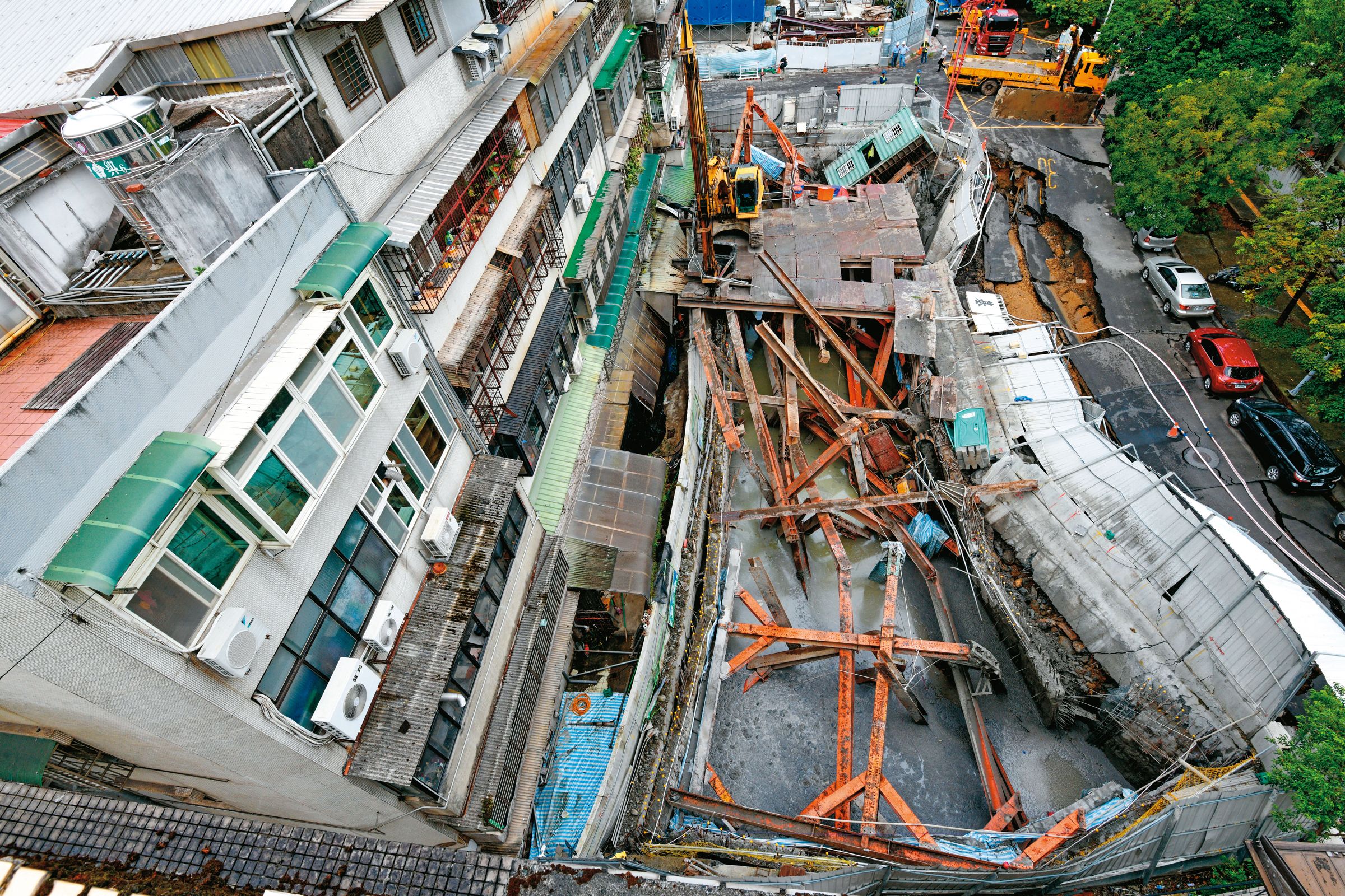 基泰大直建案因施工不當，造成附近民宅多戶坍塌，情況嚴重。