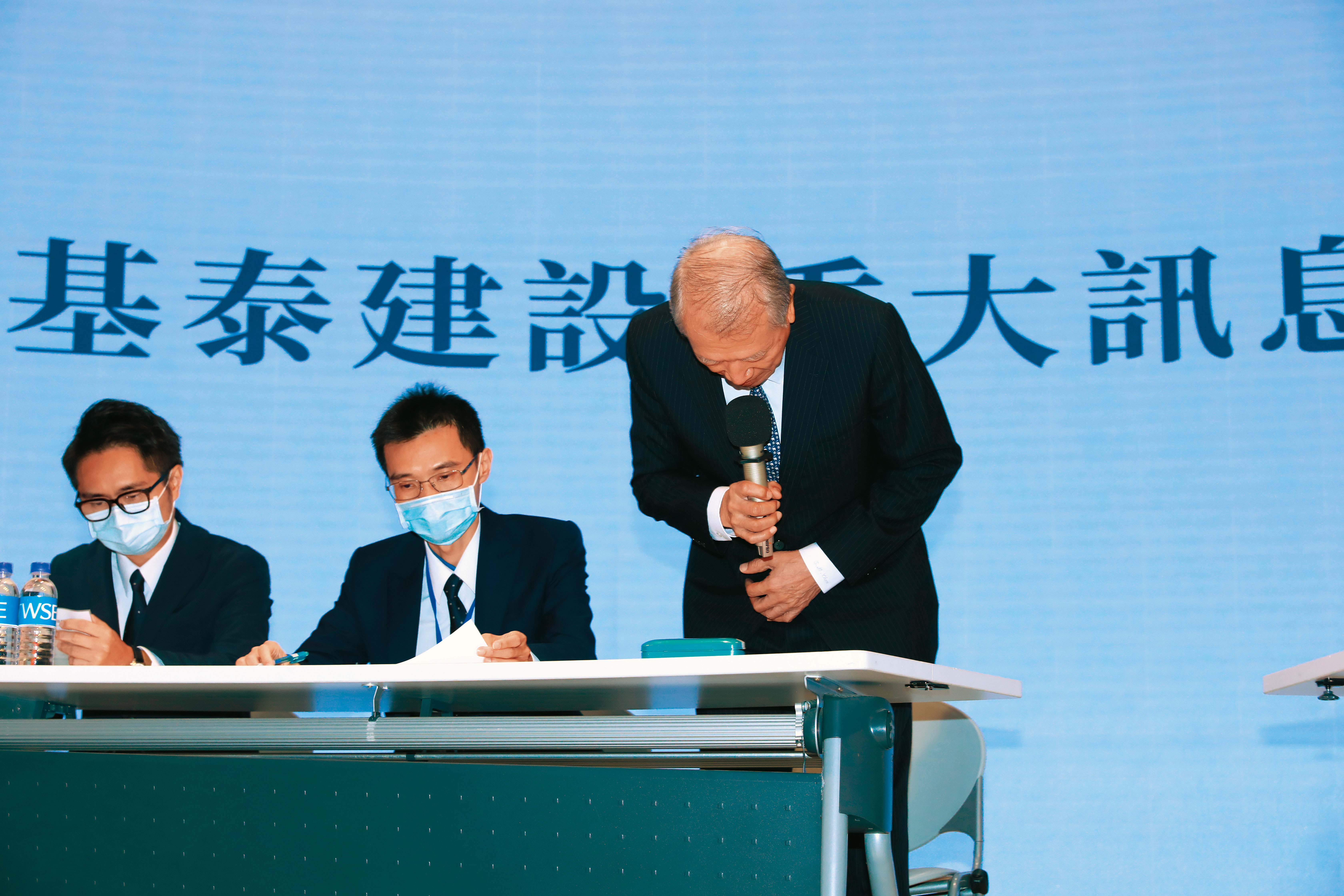 基泰董事長陳世銘（右）神隱多日後召開記者會道歉，並宣布辭職。