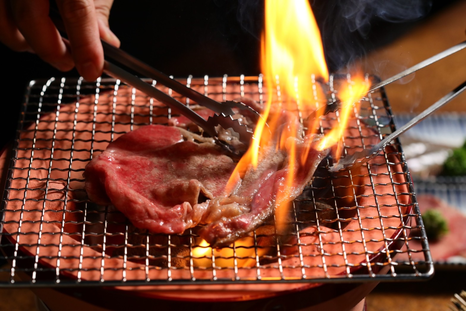 「燒肉Punch」使用炭火燒烤，讓煙燻香氣更足。