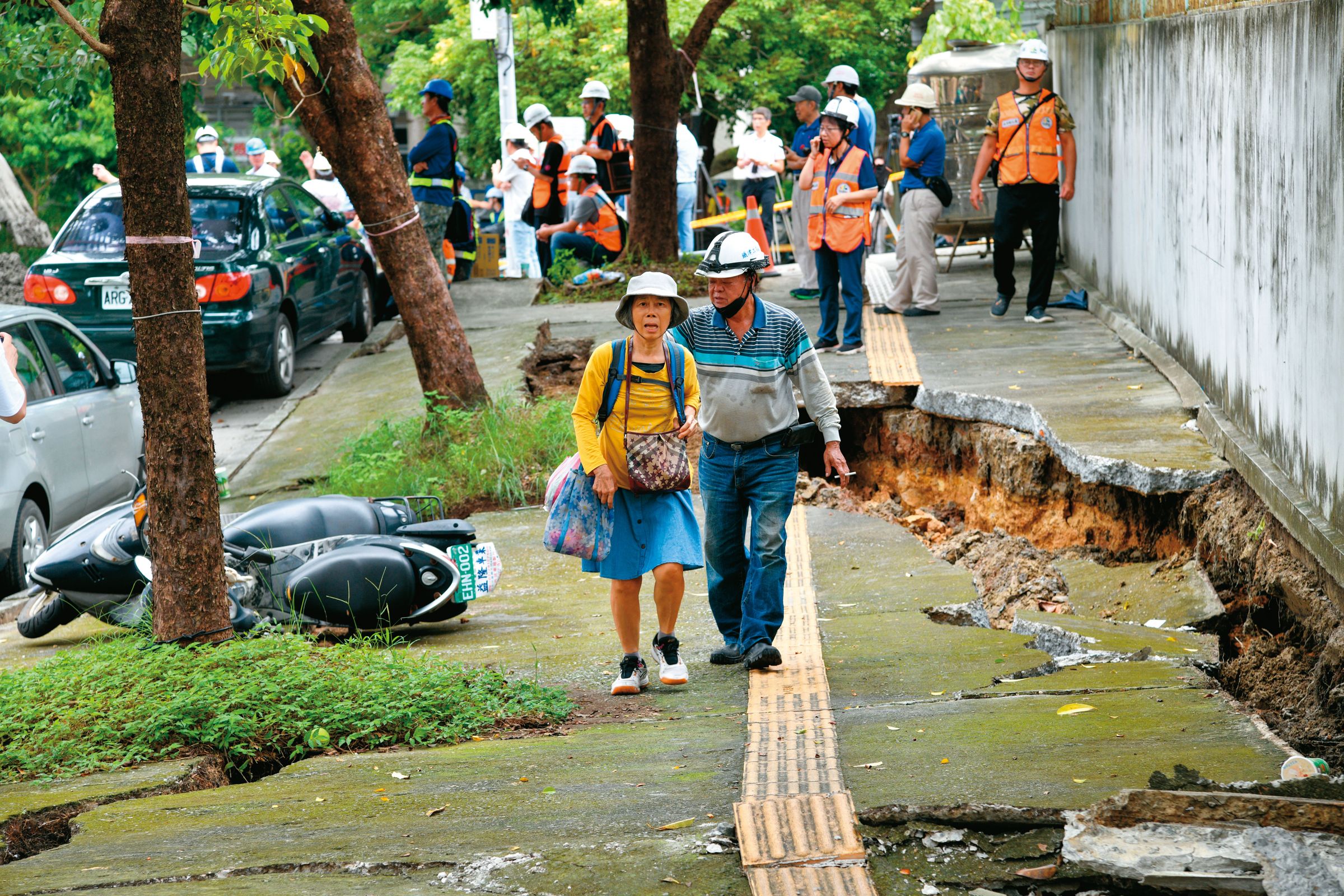 基泰大直建案造成嚴重鄰損，附近地基崩裂，景象嚇人。