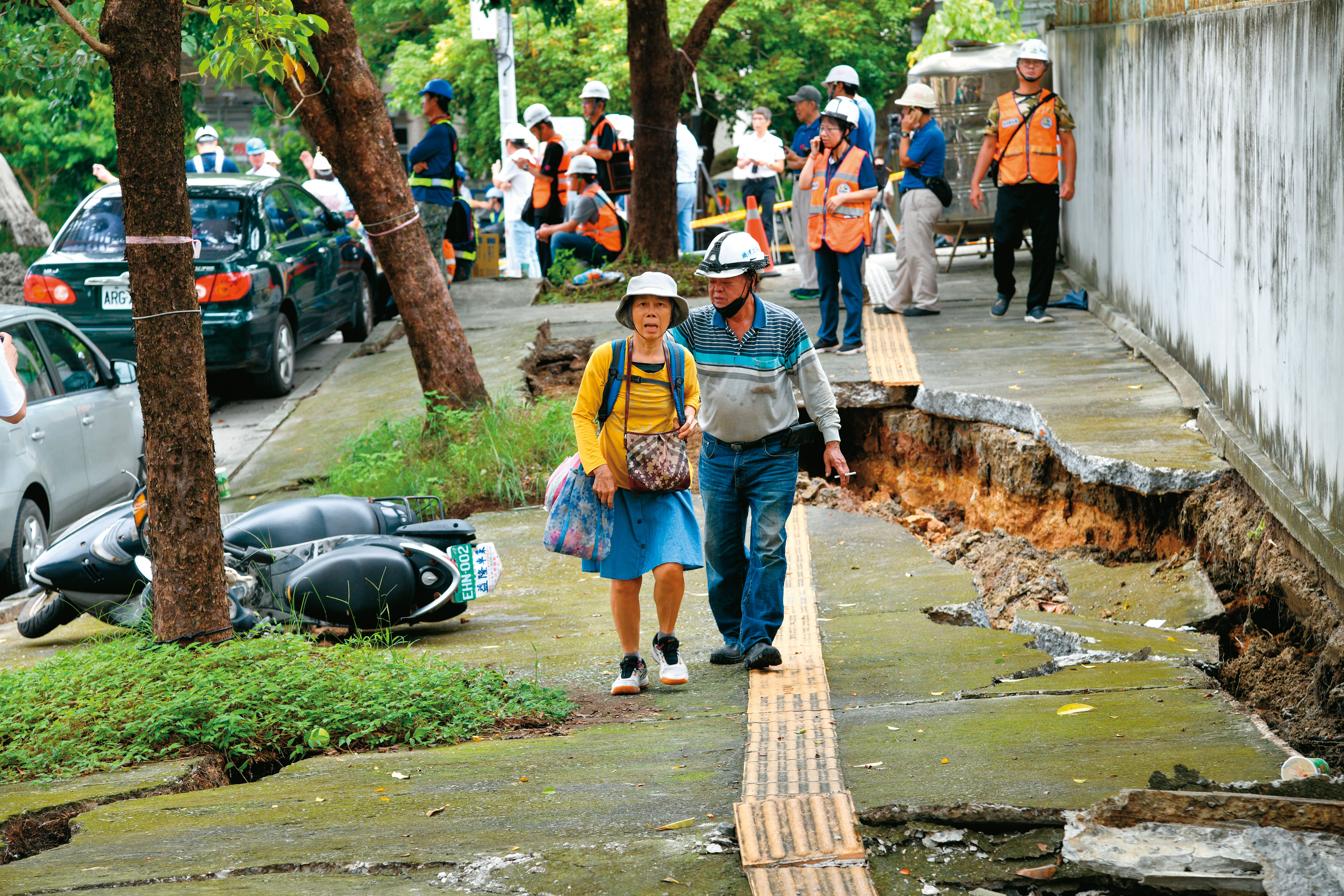 基泰大直建案造成嚴重鄰損，附近地基崩裂，景象嚇人。