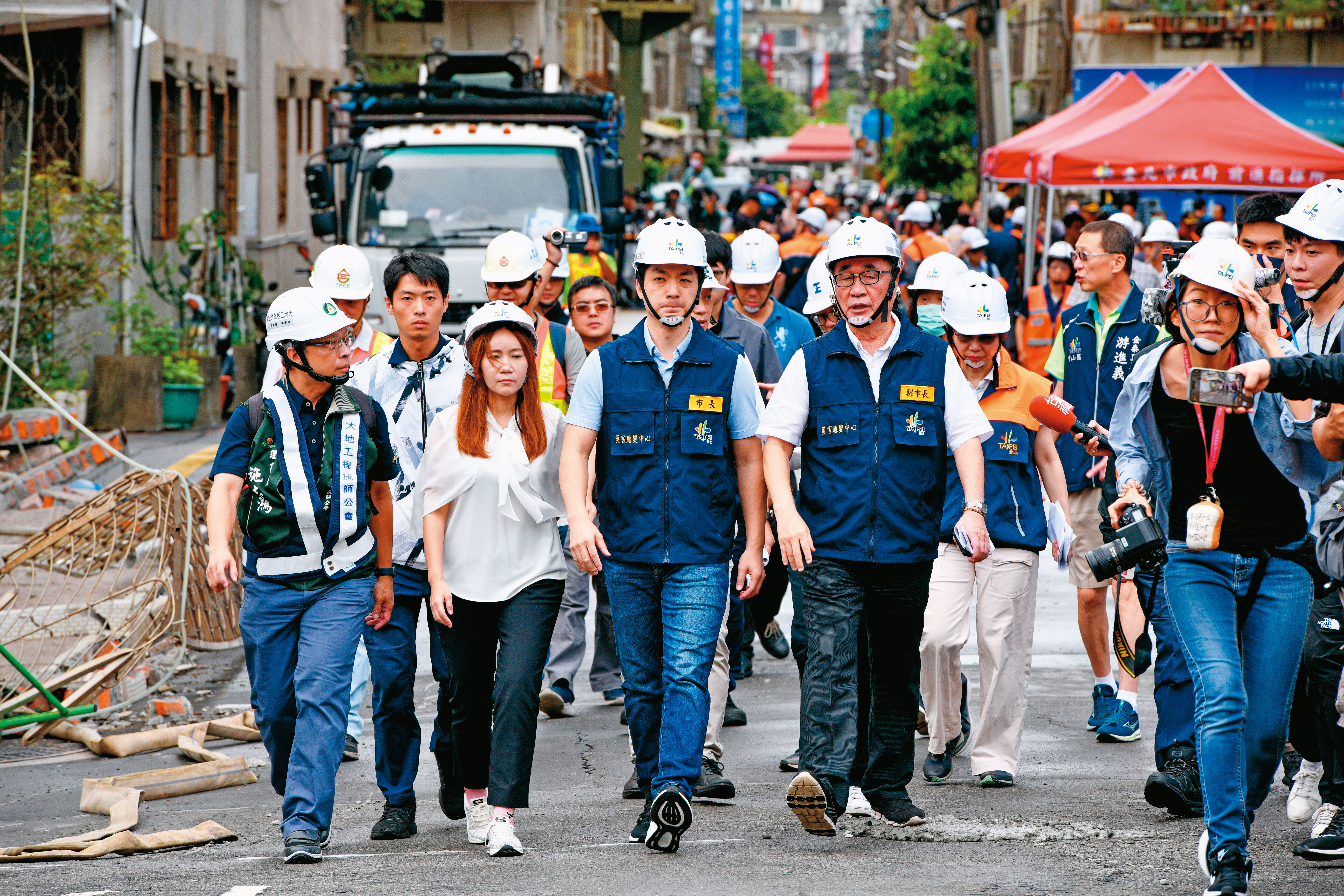 台北市長蔣萬安多次前往大直案發現場，了解災情狀況。