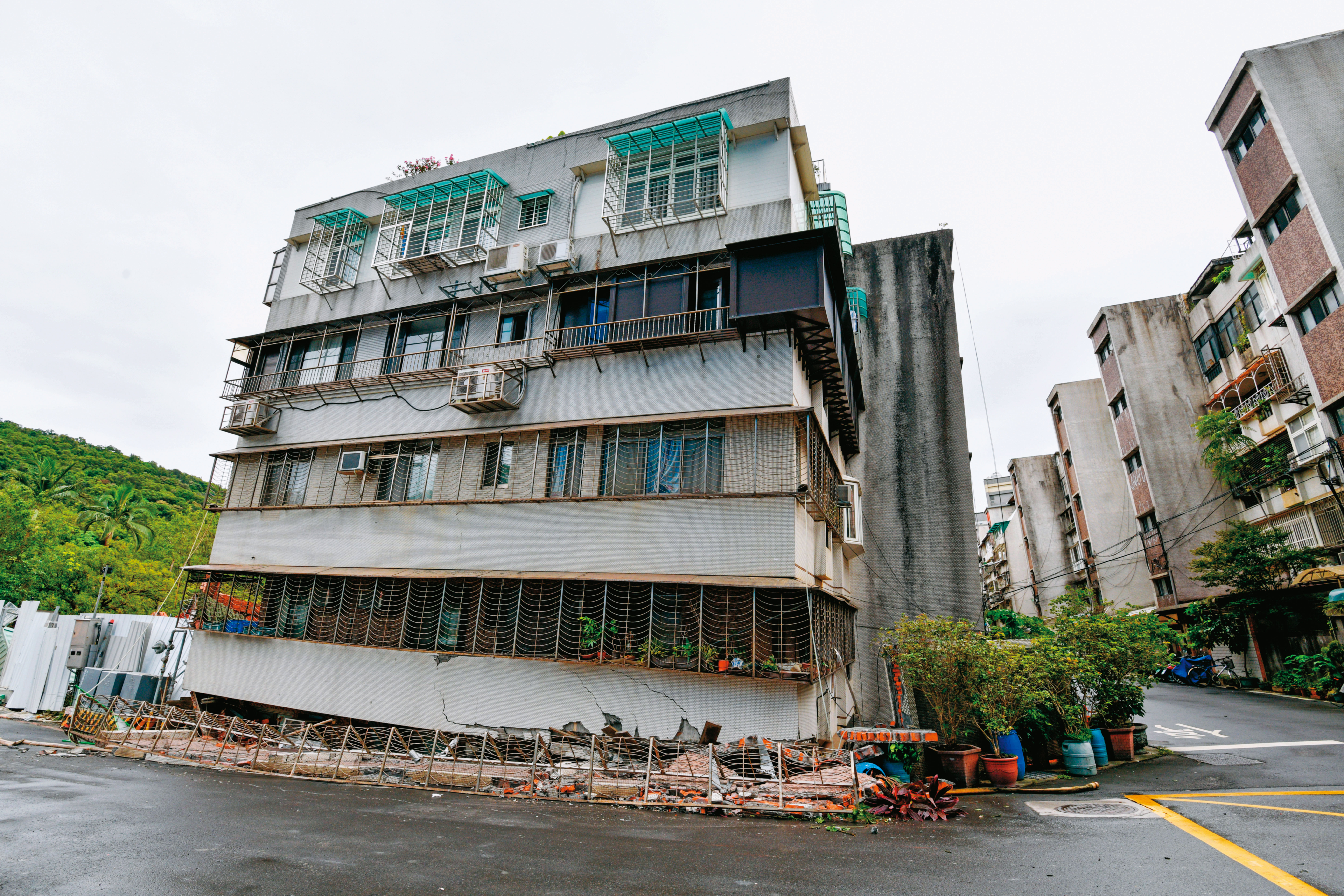 大直街這棟民宅受損最為嚴重，1樓住家慘淪地下室。