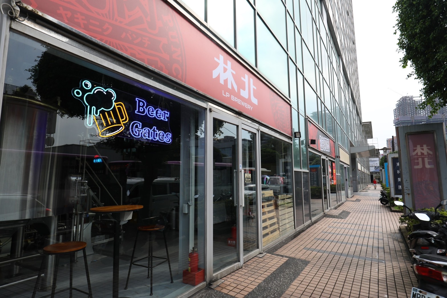 「林北釀造」位於新店寶橋路上,是少見距離市區不遠的釀酒廠。