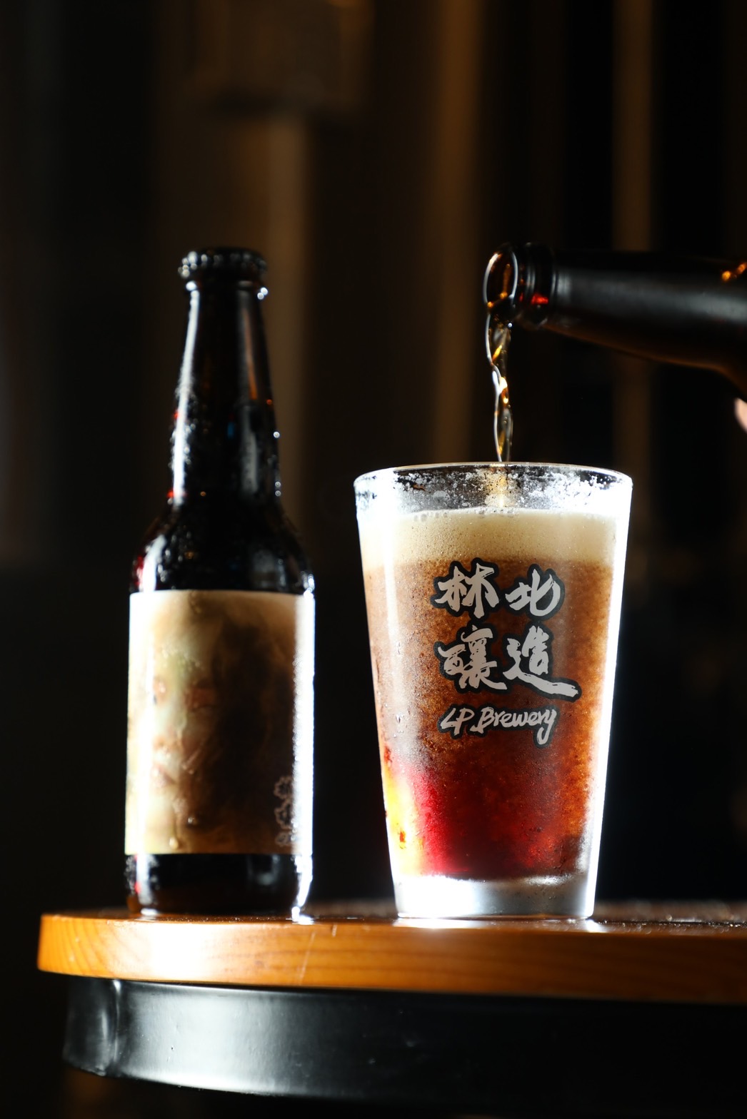 傳統德式黑啤酒「慕尼黑深色拉格」,帶有太妃糖焦糖風味,搭配燒烤類食物超合拍。(120元/瓶)
