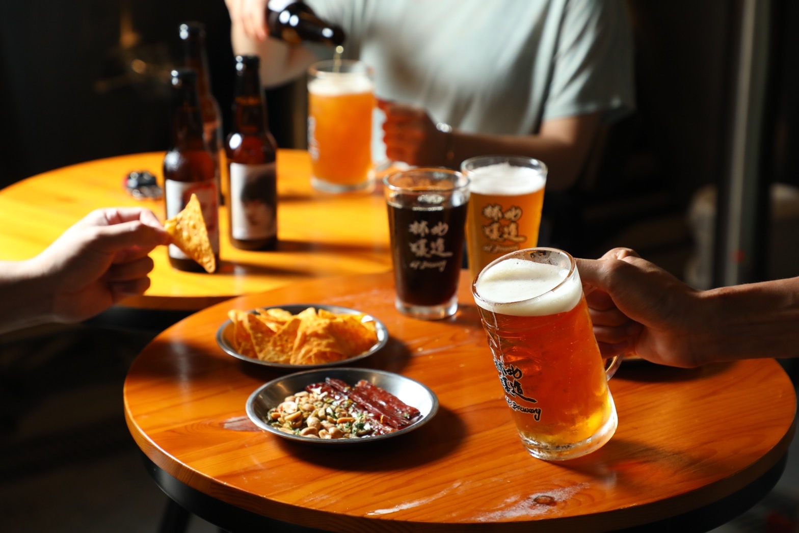 「林北釀造 LP Brewery」提供「金色艾爾」、「淡色艾爾」、「慕尼黑深色拉格」、「德式小麥」等多款風味、啤酒花相異的自釀啤酒。(120元/杯)