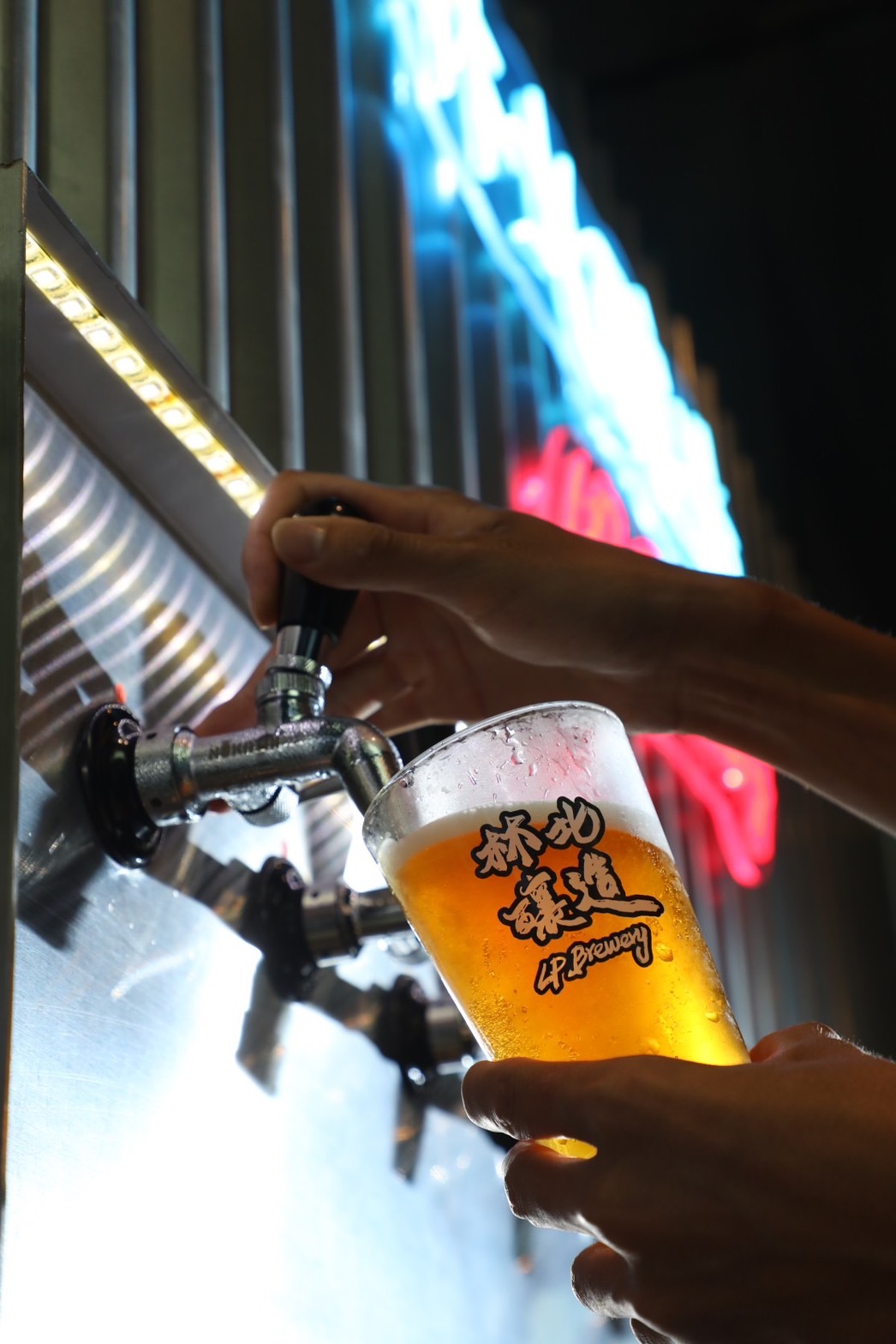 釀酒師直接拉霸新鮮啤酒,提供給內用的客人。(120~180元/杯)