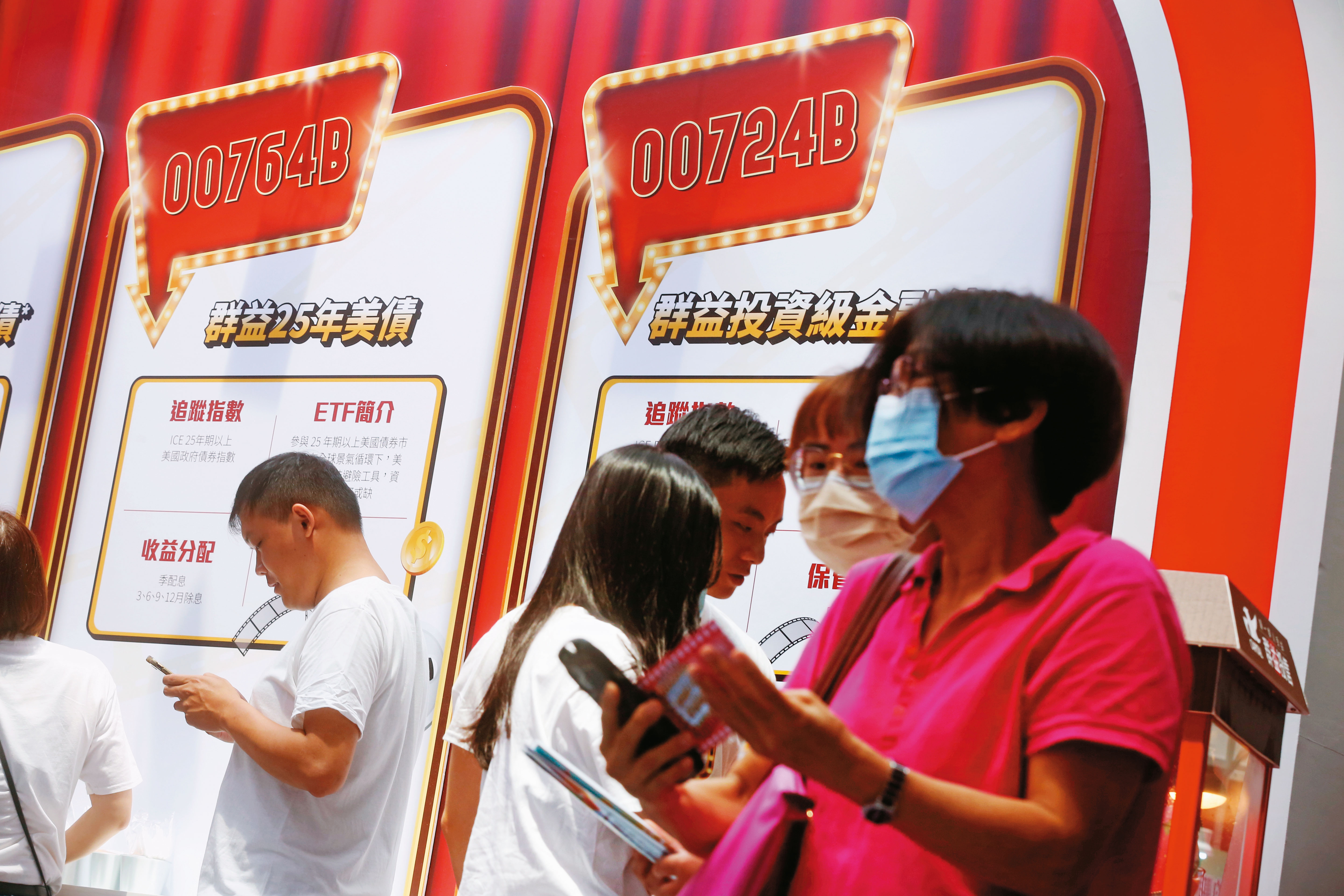 想在資產配置納入債券部位，相對直接買債券，債券ETF與基金會是較好的選擇。