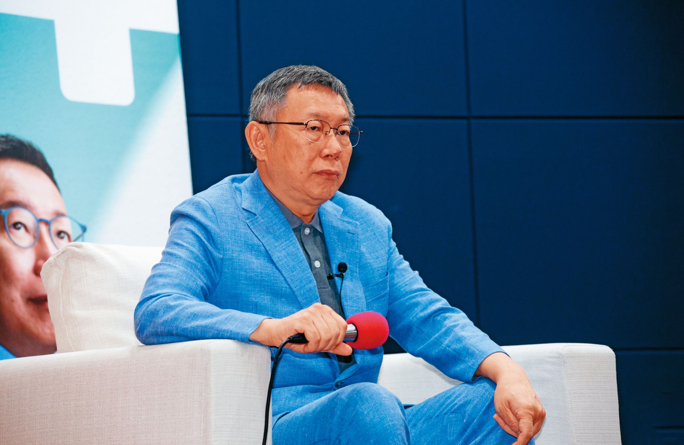 白藍合作看似露出曙光,但本刊掌握,柯文哲實以「拉朱、友郭、邊緣侯」,大玩兩手策略。