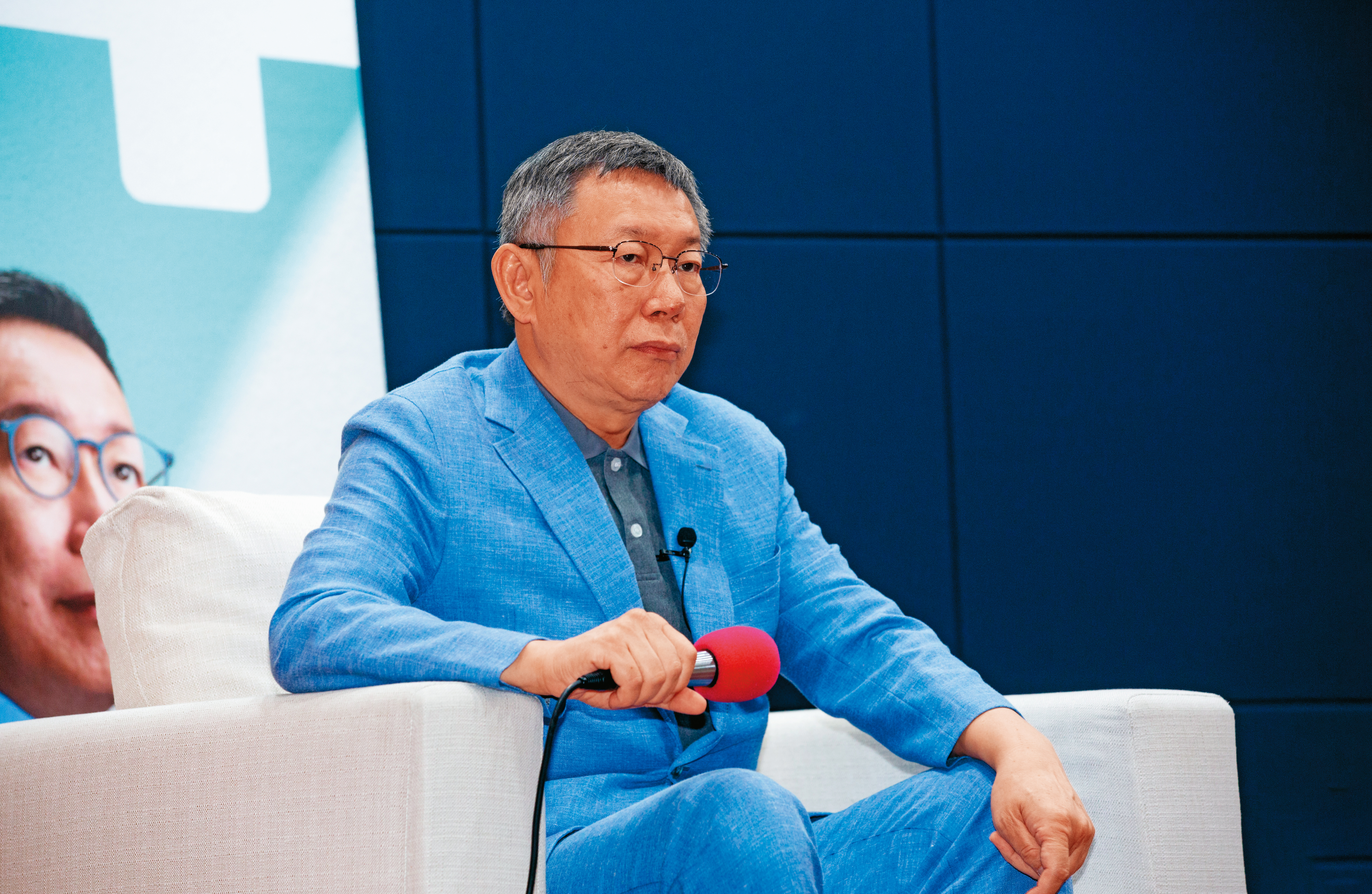 白藍合作看似露出曙光，但本刊掌握，柯文哲實以「拉朱、友郭、邊緣侯」，大玩兩手策略。