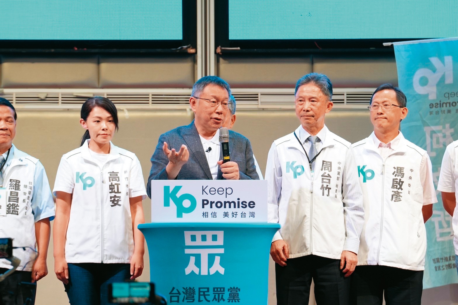 白藍陣營在部分區域立委提名已達成不明說的合作默契，新竹可能成為下一個白藍合的區域。圖為柯與新竹市長高虹安（左）出席新竹選哲之友會活動。（民眾黨提供）