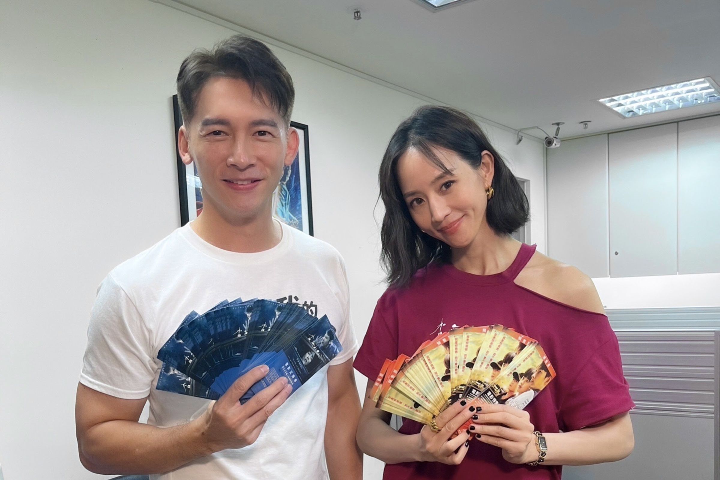 張鈞甯在電影院的休息室巧遇温昇豪,兩人各自買了百張票支持對方電影。(華映提供)