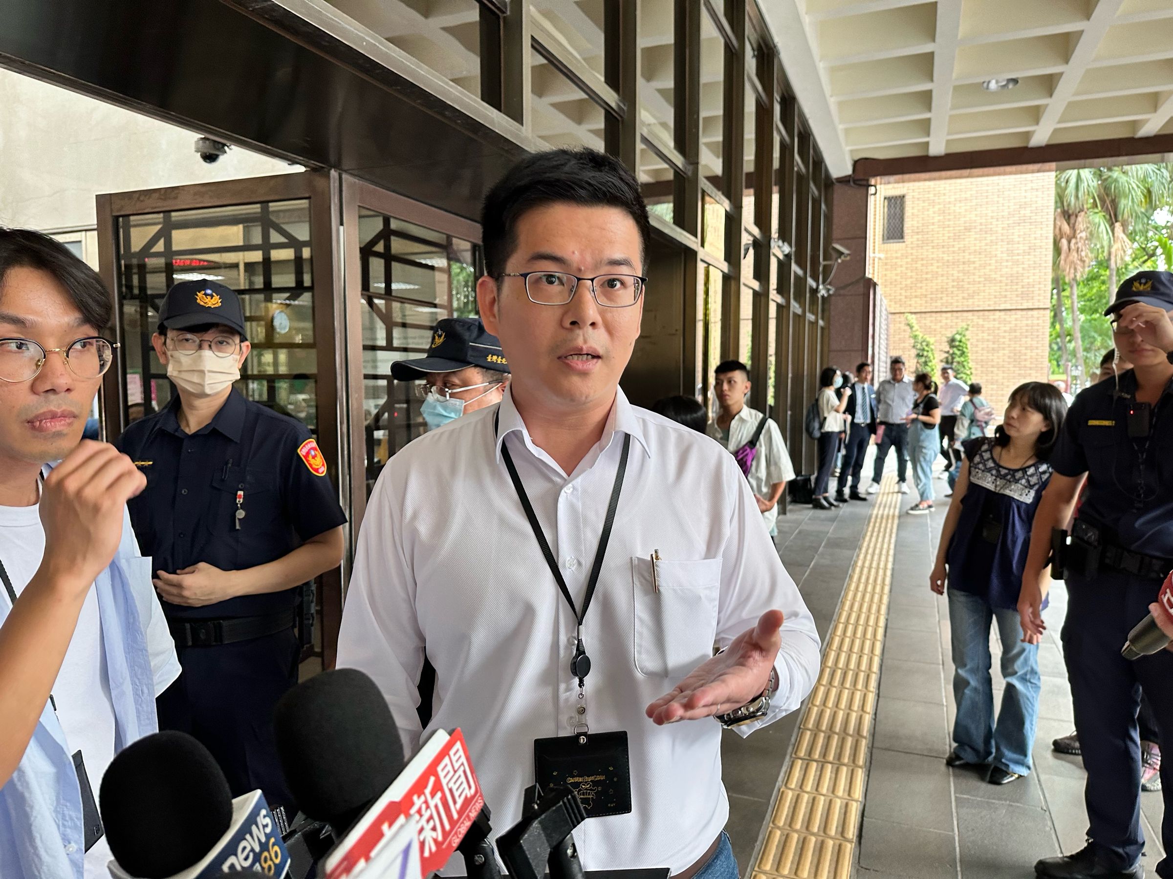 台北市政府向台北地院聲請對基泰建設假扣押2億元,法務局長連堂凱今再度赴台北地院補件。