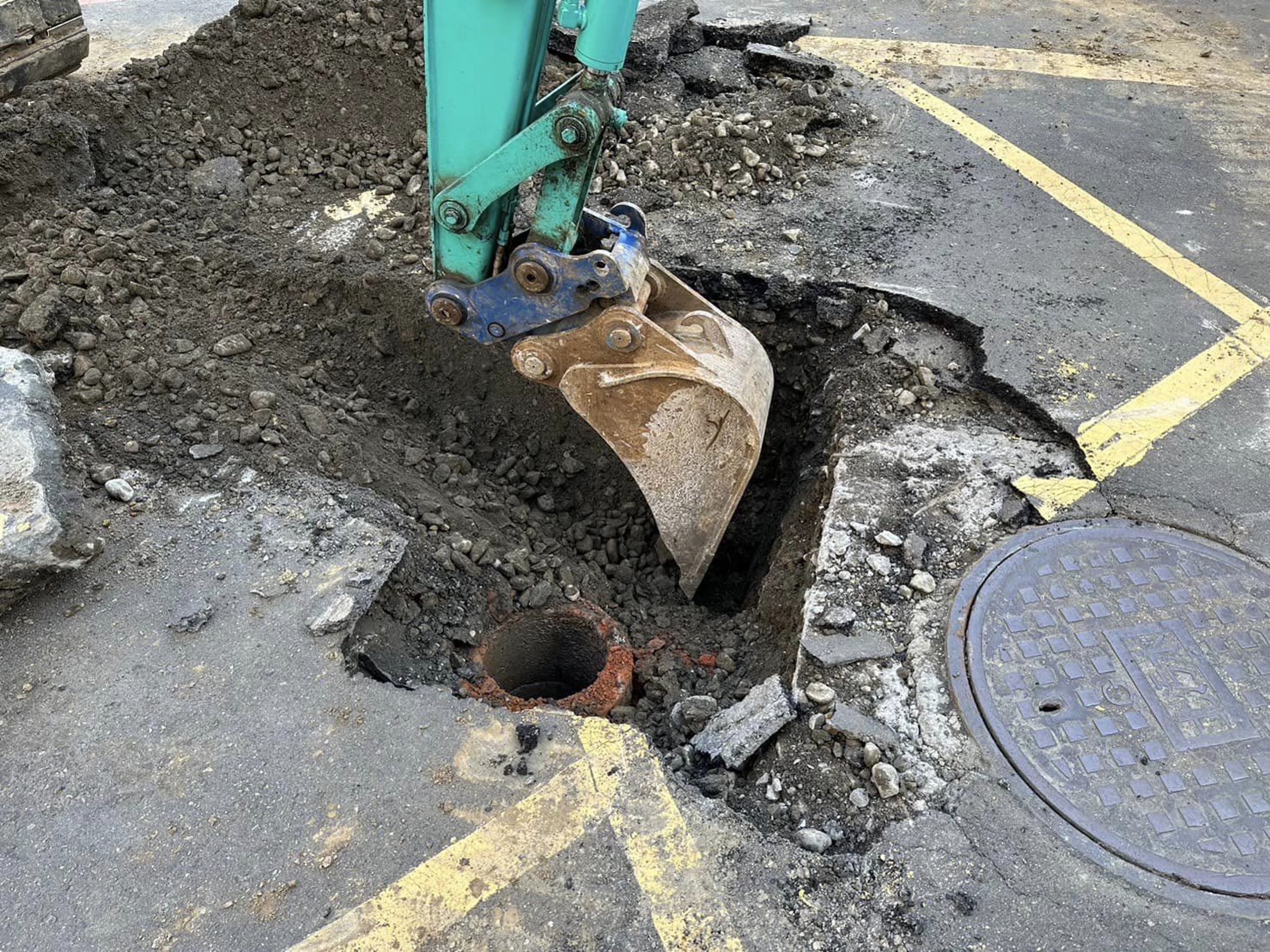北市中山區合江街工地旁又傳出馬路有下陷的情形,經過開挖後,所幸現場未出現掏空情形,後續由建案回填復舊。(翻攝自陳怡君臉書)