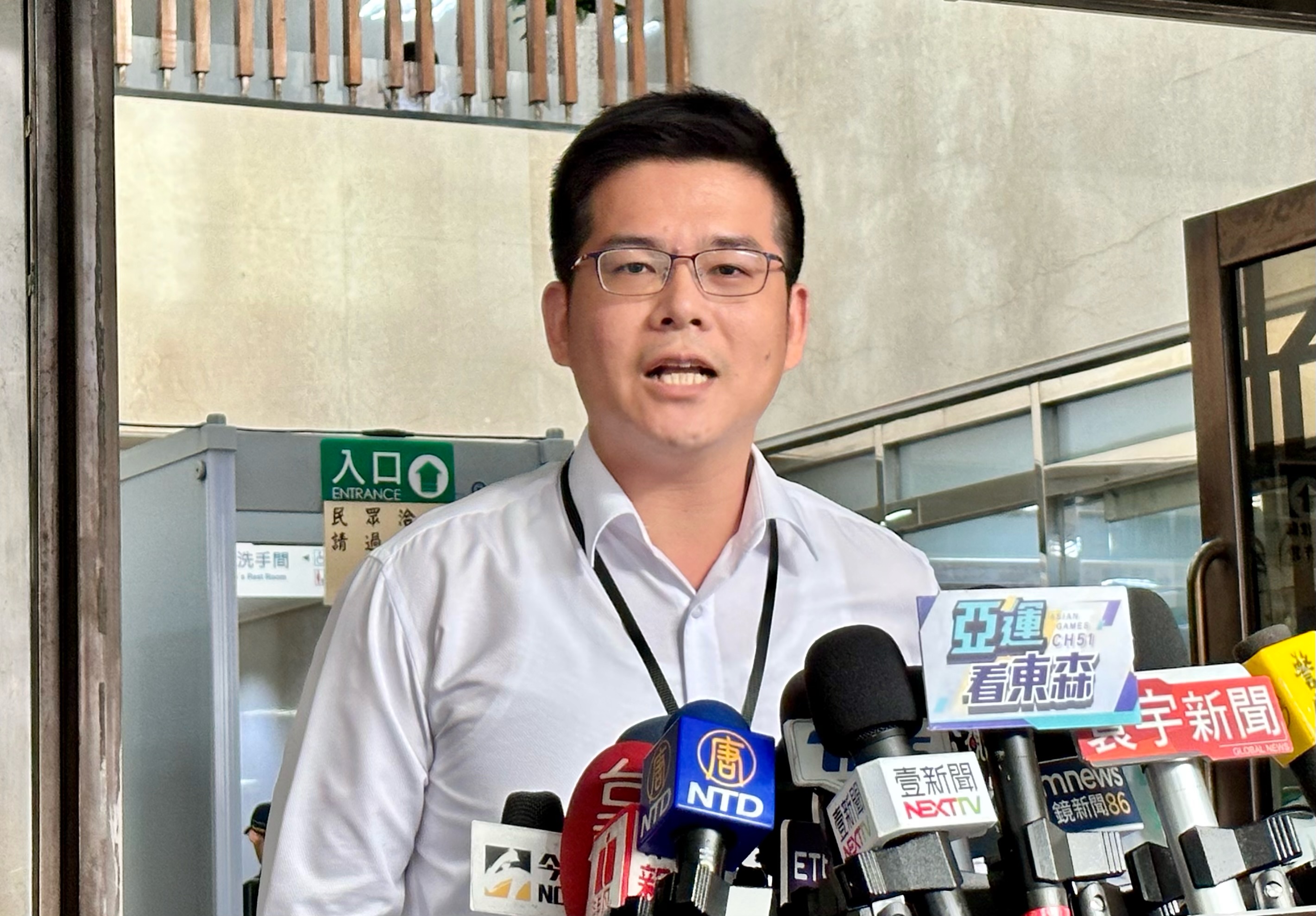 台北市政府法務局長連堂凱表示，基泰建設以董事長已辭職為由拒匯1億元。